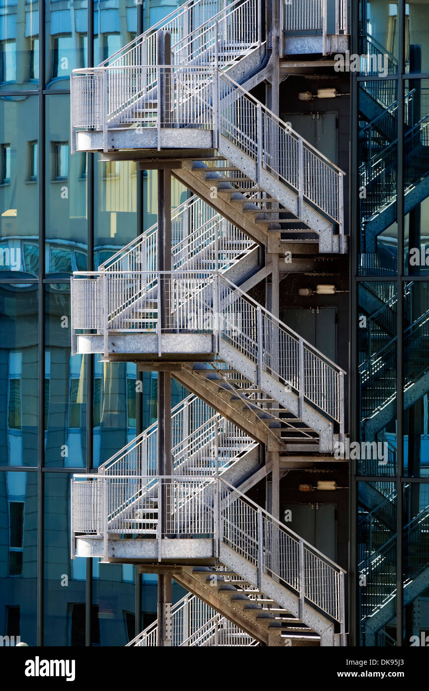 Détail de l'escalier métallique juste échapper à l'extérieur d'un immeuble de bureaux Banque D'Images