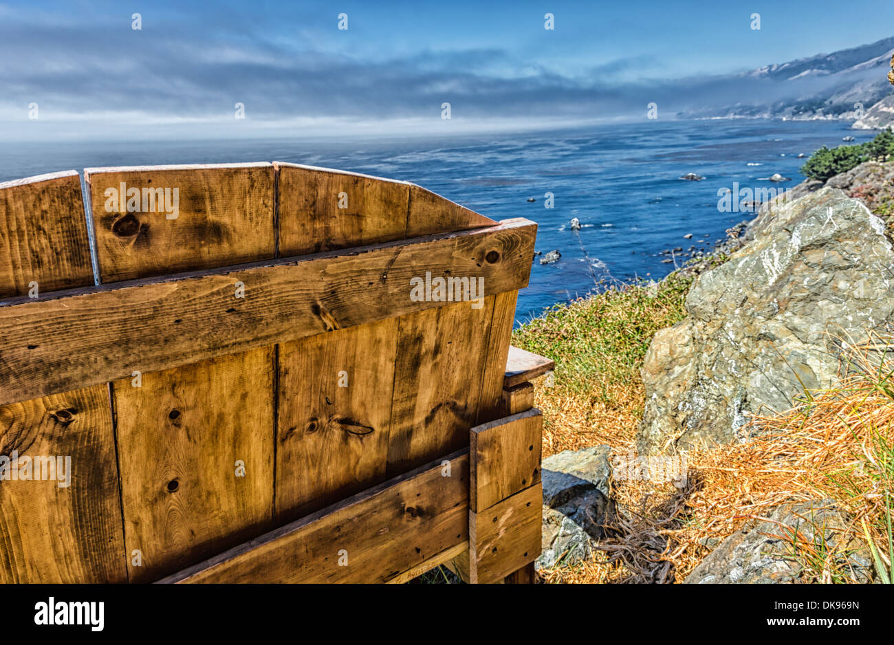 Un petit banc en bois situé au-dessus de l'océan Pacifique le long de la côte de Big Sur. Big Sur, en Californie, aux États-Unis. Banque D'Images