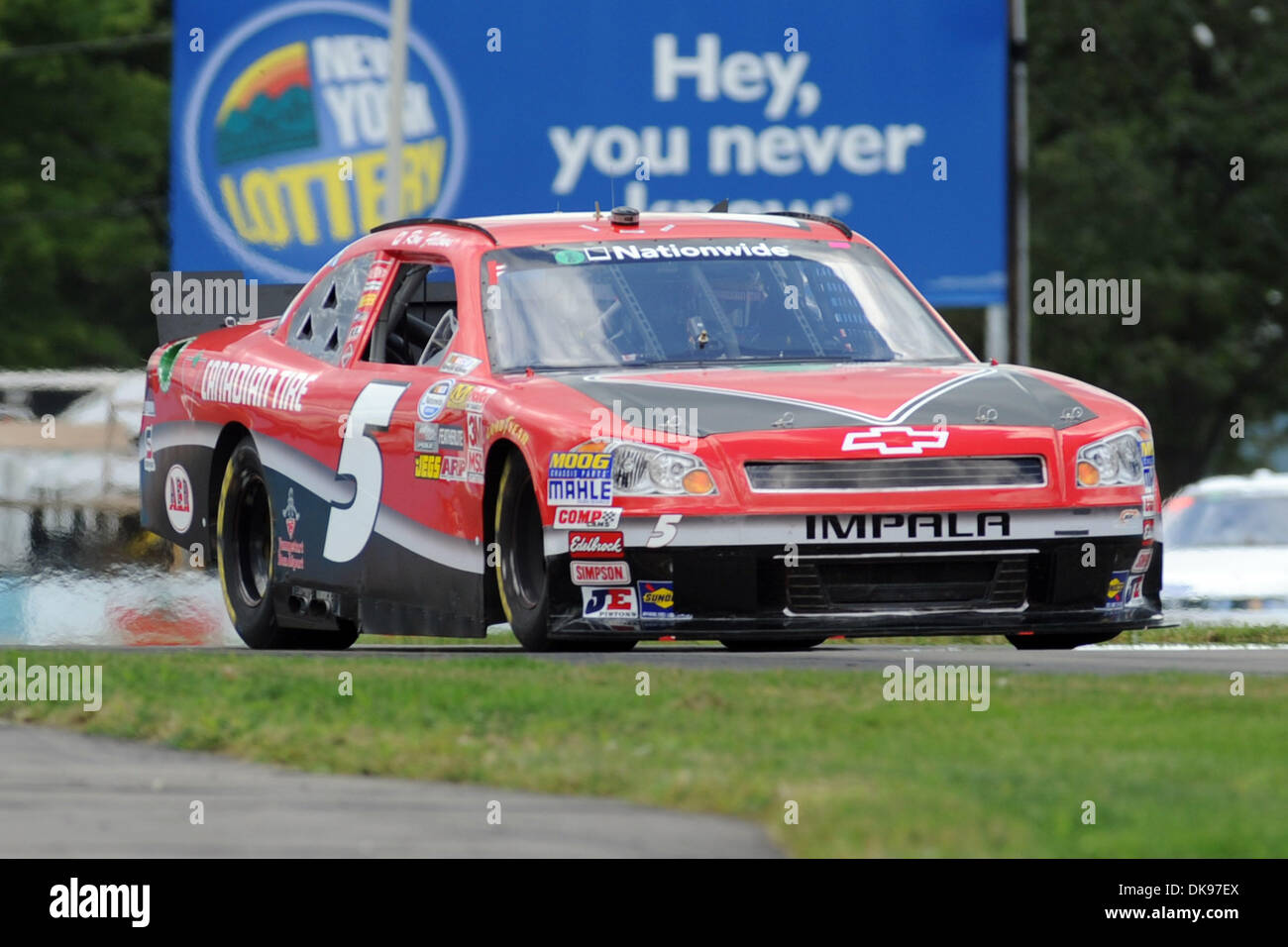 12 août 2011 - Watkins Glen, New York, États-Unis - Ron Fellows, conducteur de la (5) Canadian Tire Chevrolet, vitesse dans la boucle interne au cours de la pratique de la Zippo 200 à Watkins Glen International à Watkins Glen, NEW YORK. Paul Menard a été le plus rapide dans la pratique avec une vitesse de 122,115. (Crédit Image : © Michael Johnson/ZUMAPRESS.com) Southcreek/mondial Banque D'Images