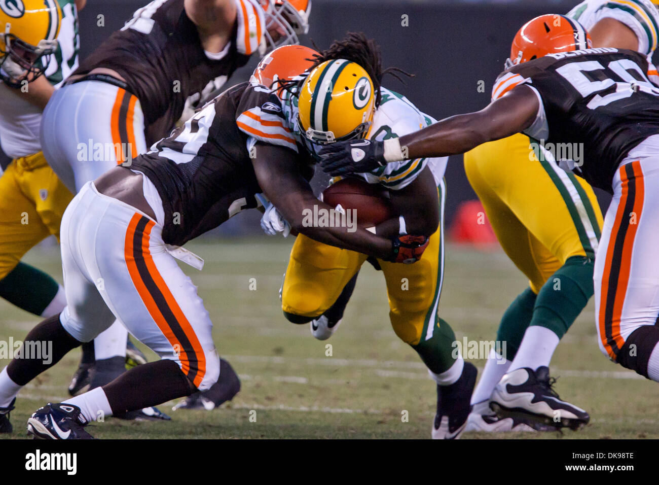 13 août 2011 - Cleveland, Ohio, États-Unis - Cleveland Browns secondeurs Titus Brown (59) et Marcus Bernard (58) s'associent pour lutter contre Green Bay d'utiliser de nouveau Dimitri Nance (23) au cours du deuxième trimestre. Le Cleveland Browns défait les Green Bay Packers poignéés 27 17/32 po dans la pré-saison match au stade Cleveland Browns de Cleveland, Ohio. (Crédit Image : © Frank Jansky/global/ZUMAPRESS Southcreek.c Banque D'Images