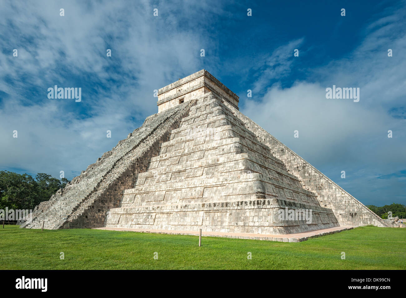 El Castillo ou Temple de la pyramide Kukulkan, Chichen Itza, Yucatan, Mexique Banque D'Images