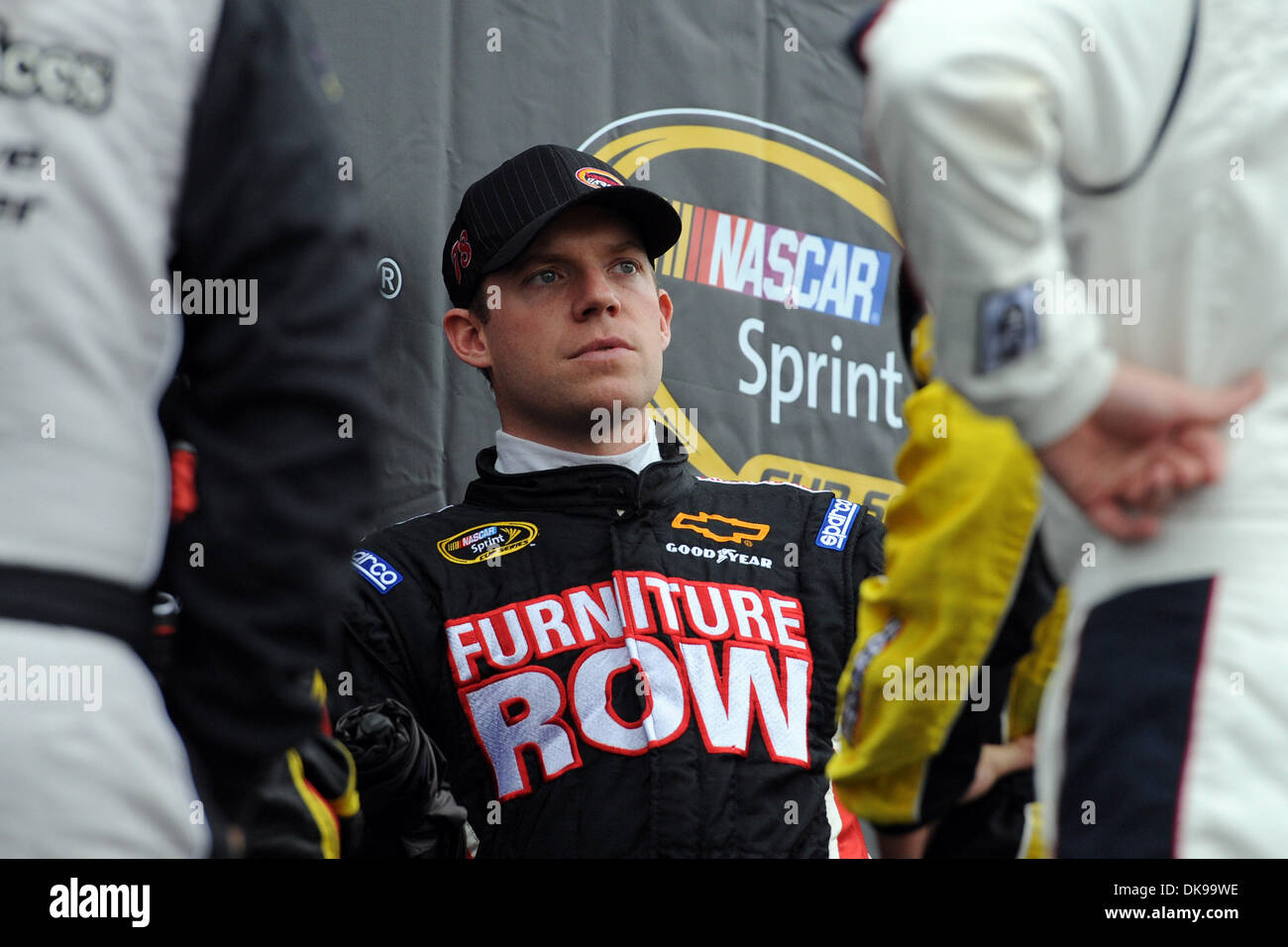 14 août 2011 - Watkins Glen, New York, États-Unis - Regan Smith, conducteur de la (78) Meubles Entreprises Ligne Chevrolet, dépasse l'arrière-scène avant d'être introduites pour les fans de l'Heluva bon ! Crème sure Dips au Glen à Watkins Glen, NEW YORK. La course a été reportée en raison de la pluie. (Crédit Image : © Michael Johnson/ZUMAPRESS.com) Southcreek/mondial Banque D'Images