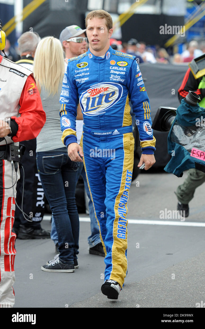 14 août 2011 - Watkins Glen, New York, États-Unis - Brad Keselowski, conducteur de la (2) Miller Lite Dodge, promenades vers le pilote pour l'introduction d'Heluva bon ! Crème sure Dips au Glen à Watkins Glen, NEW YORK. La course a été reportée en raison de la pluie. (Crédit Image : © Michael Johnson/ZUMAPRESS.com) Southcreek/mondial Banque D'Images