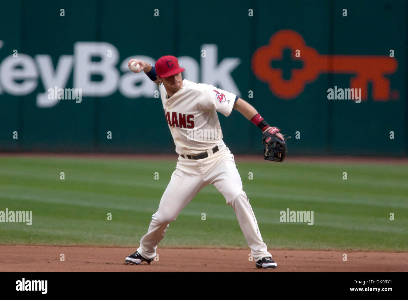 14 août 2011 - Cleveland, Ohio, États-Unis - Cleveland le deuxième but Jason Donald (16) Incendies de premier pour un au cours de la première manche contre Minnesota. Les Indians de Cleveland le plomb 1-0 Twins de Minnesota, dans le haut de la troisième d'un Rain Delay au Progressive Field de Cleveland, Ohio. (Crédit Image : © Frank Jansky/global/ZUMAPRESS.com) Southcreek Banque D'Images