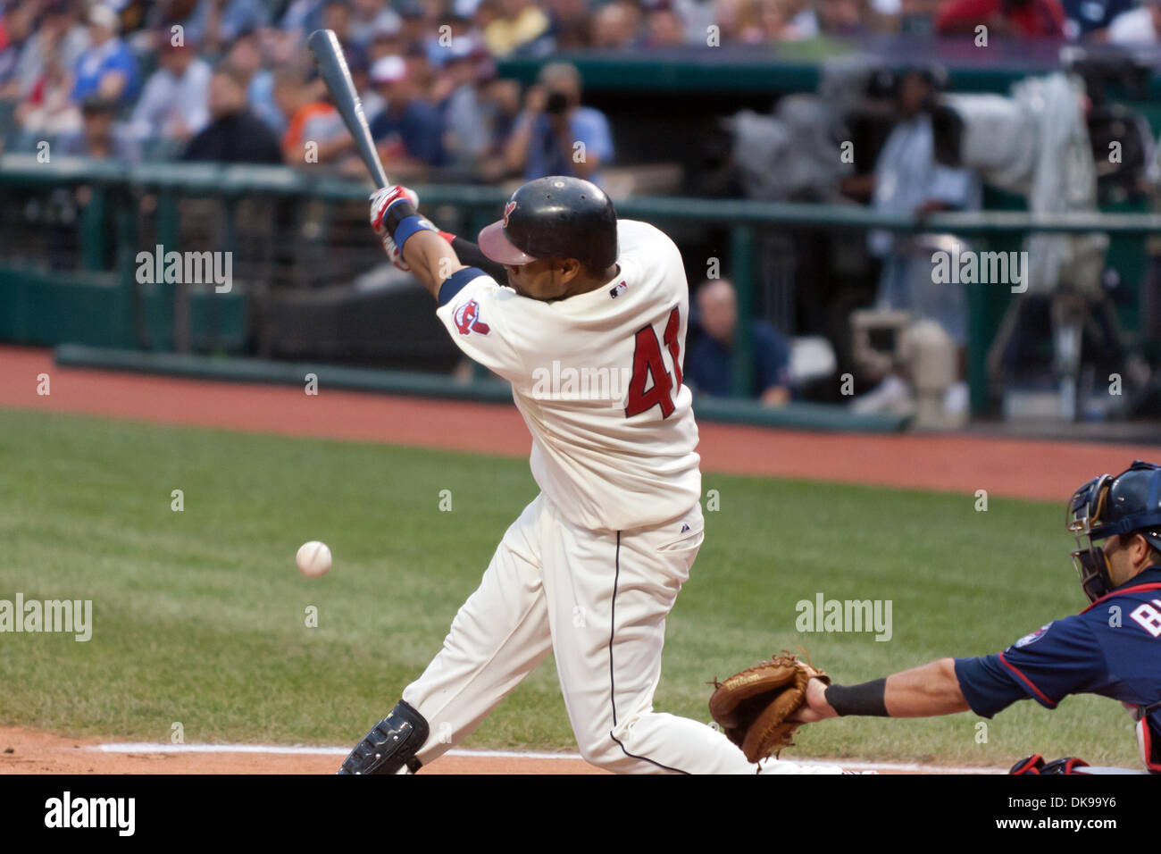 14 août 2011 - Cleveland, Ohio, États-Unis - Cleveland joueur Carlos Santana (41) Pas de fautes d'un arrêt au cours de la première manche contre Minnesota. Les Indians de Cleveland le plomb 1-0 Twins de Minnesota, dans le haut de la troisième d'un Rain Delay au Progressive Field de Cleveland, Ohio. (Crédit Image : © Frank Jansky/global/ZUMAPRESS.com) Southcreek Banque D'Images