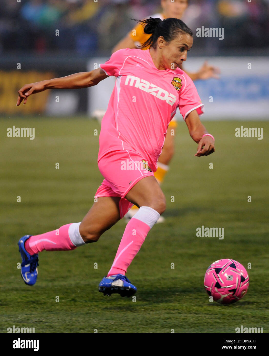 14 août 2011 : Western New York Flash défait l'Atlanta a battu 2-0 à Sahlen's Stadium à Rochester, NY dans un Women's Professional Soccer (WPS) se rencontreront. Western New York Flash forward Marta (10) prépare pour le deuxième but du jeu pour le Western New York Flash.(Image Crédit : © Alan Schwartz/Cal/ZUMAPRESS.com) Media Sport Banque D'Images