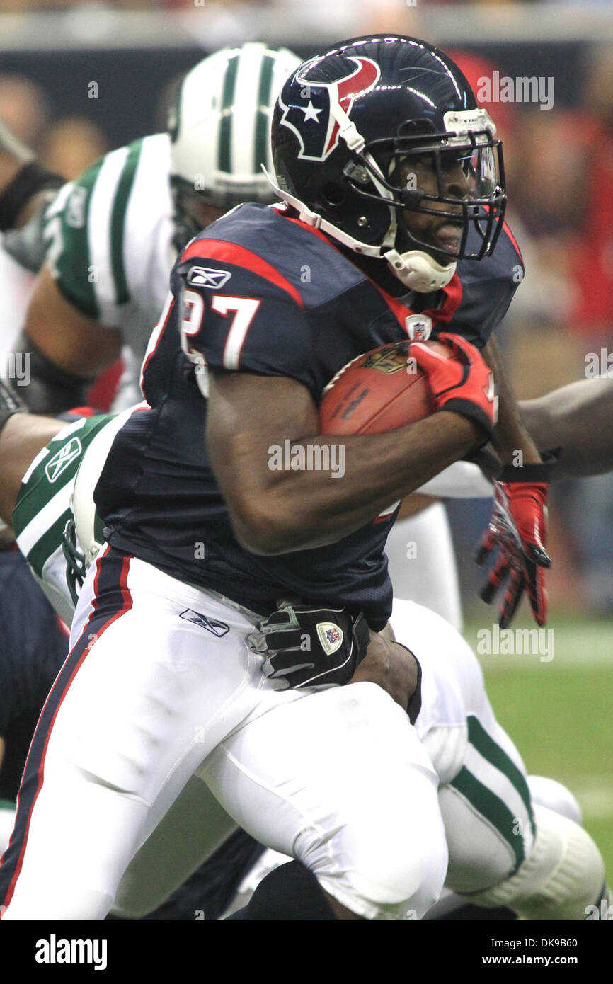 15 août 2011 - Houston, Texas, États-Unis - Houston Texans tournant retour Chris Ogbonnaya(27) prend le relais et trouve un trou. Défait les Texans de Houston New York Jets 20-16 au Reliant Stadium de Houston au Texas. (Crédit Image : © Luis Leyva/ZUMAPRESS.com) Southcreek/mondial Banque D'Images