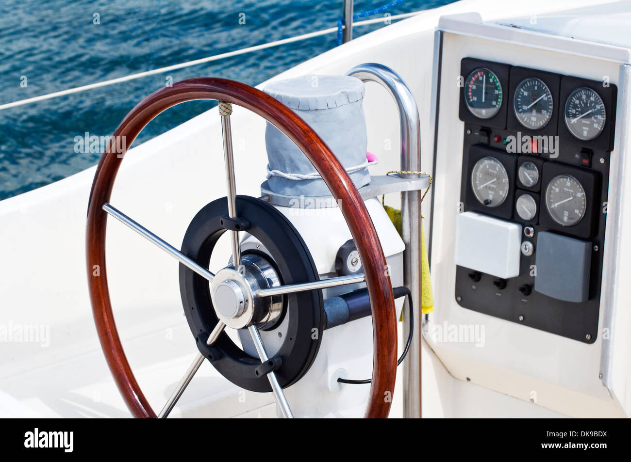 Détail de Rudder et instruments de navigation sur un voilier Banque D'Images