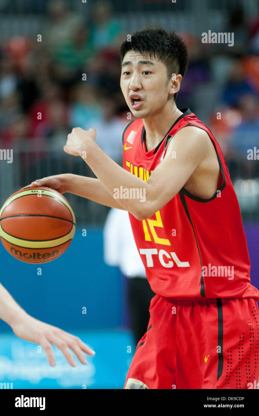 16 août 2011 - Londres, Royaume-Uni - N.12 Shulong Yu passe le ballon pendant le match l'Australie contre la Chine sur le premier jour de la série prépare Londres - tournoi de basket-ball, la préparation de l'événement Jeux Olympiques 2012 (Crédit Image : © Marcello Farina/ZUMAPRESS.com) Southcreek/mondial Banque D'Images