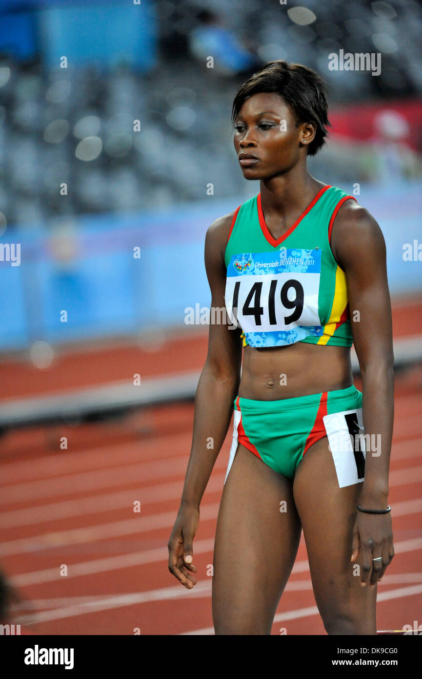 17 août 2011 - Shenzhen, Chine - FATOU DIABAYE du Sénégal attend le début de la demi-finale du 400 m femmes lors de la 26e Universiade d'été (Jeux mondiaux universitaires). (Crédit Image : © Breningstall ZUMAPRESS.com)/Jeremy Banque D'Images