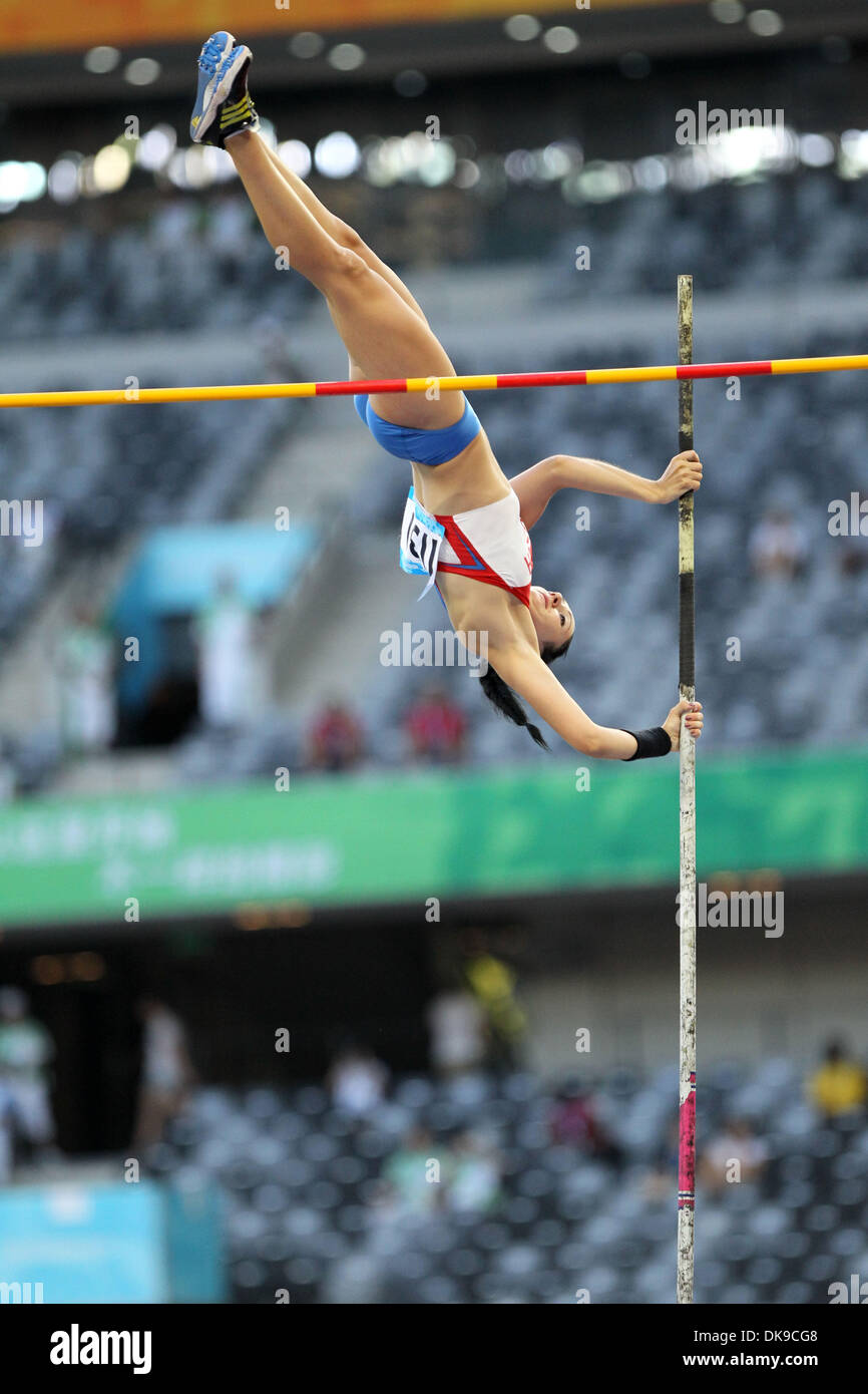 17 août 2011 - Shenzhen, Chine - ANASTASIA SAVCHENKO de Russie tente une perche pendant la finale des femmes lors de la 26e Universiade d'été (Jeux mondiaux universitaires). (Crédit Image : © Breningstall ZUMAPRESS.com)/Jeremy Banque D'Images