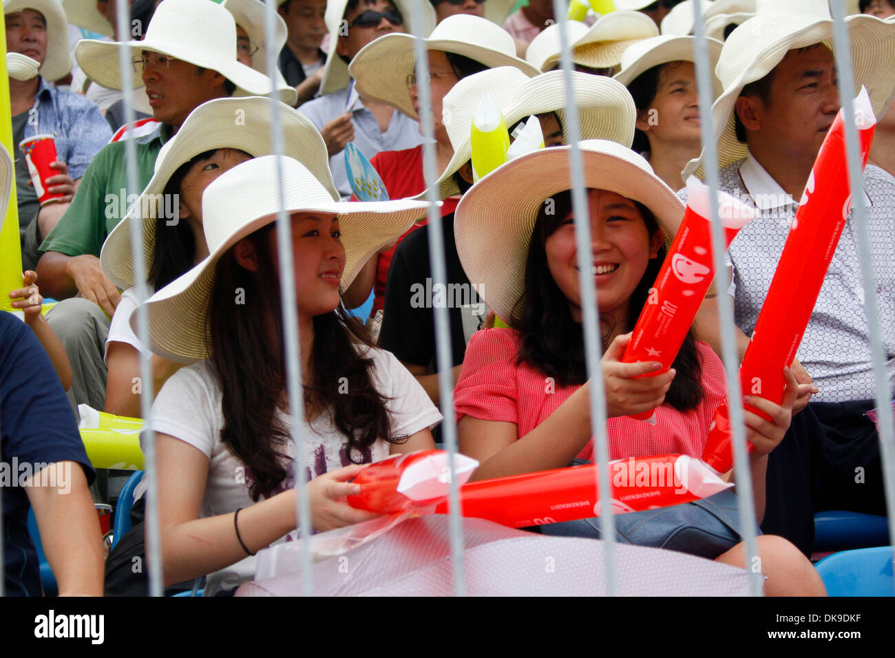 19 août 2011 - Shenzhen, Chine - Chinois fans prendre dans les matchs de volley-ball de plage à la 26e Universiade d'été (Jeux mondiaux universitaires) à Shenzhen. (Crédit Image : © Breningstall ZUMAPRESS.com)/Jeremy Banque D'Images