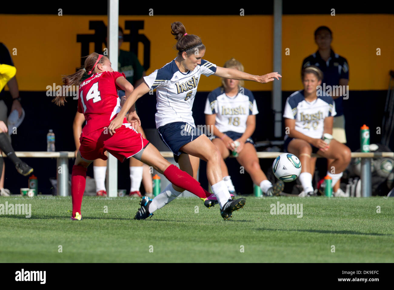 19 août 2011 - South Bend, Indiana, États-Unis - Notre Dame au poste de défenseur/Molly Campbell (# 5) et le milieu de terrain du Wisconsin Monica Lam-Feist (# 14) Bataille pour la balle lâche en action lors du match de football NCAA entre le Wisconsin et Notre Dame. La Cathédrale Notre Dame Fighting Irish défait les Wisconsin Badgers 2-0 en match au champ des anciens à South Bend, Indiana. (Crédit Image : © John Mersit Banque D'Images