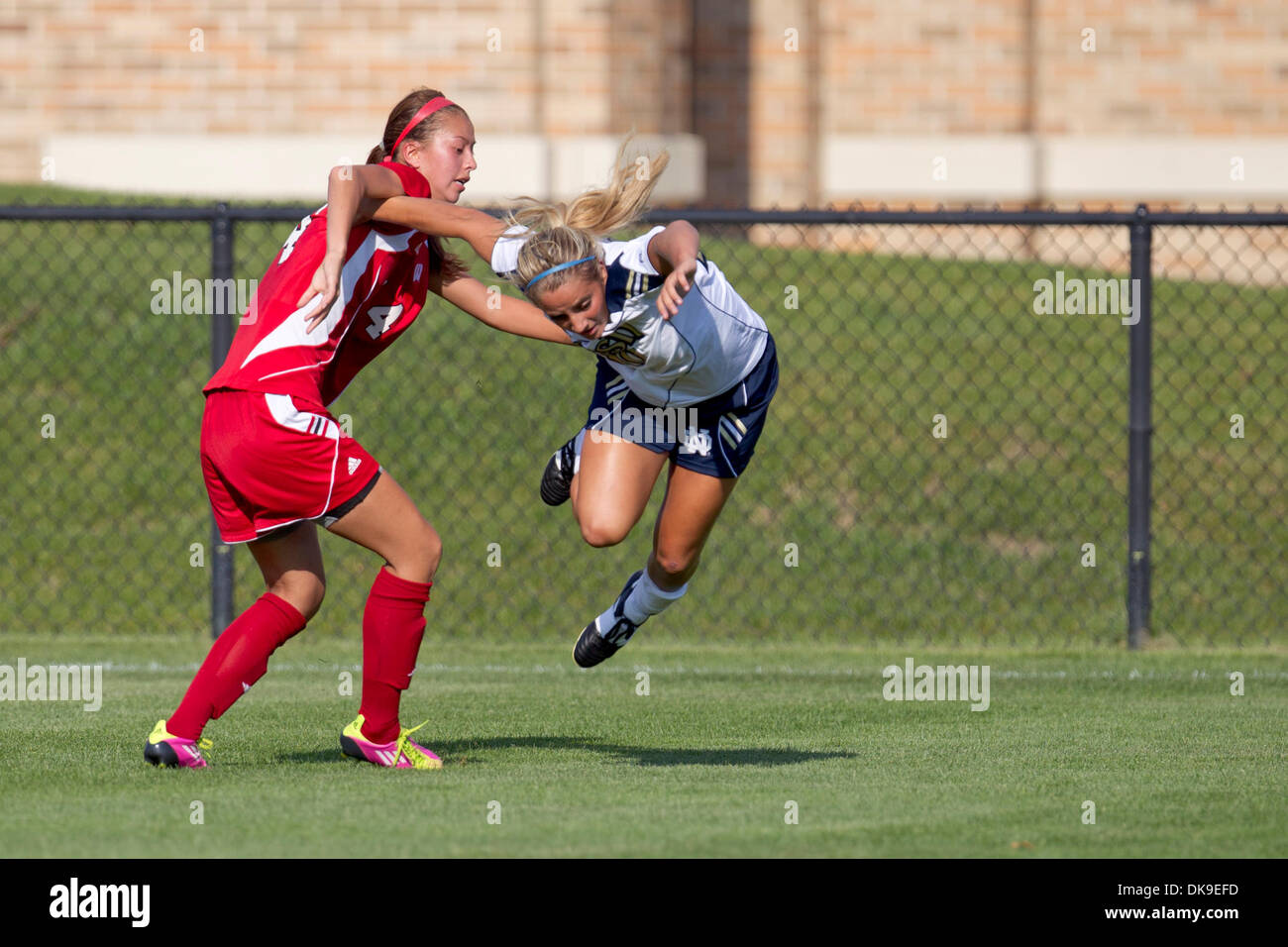 19 août 2011 - South Bend, Indiana, États-Unis - Notre Dame de l'avant Adriana Leon (# 19) est suspendu par le milieu de terrain du Wisconsin Monica Lam-Feist (# 14) en action lors du match de football NCAA entre le Wisconsin et Notre Dame. La Cathédrale Notre Dame Fighting Irish défait les Wisconsin Badgers 2-0 en match au champ des anciens à South Bend, Indiana. (Crédit Image : © John Mersits/ZUMAP Southcreek/mondial Banque D'Images
