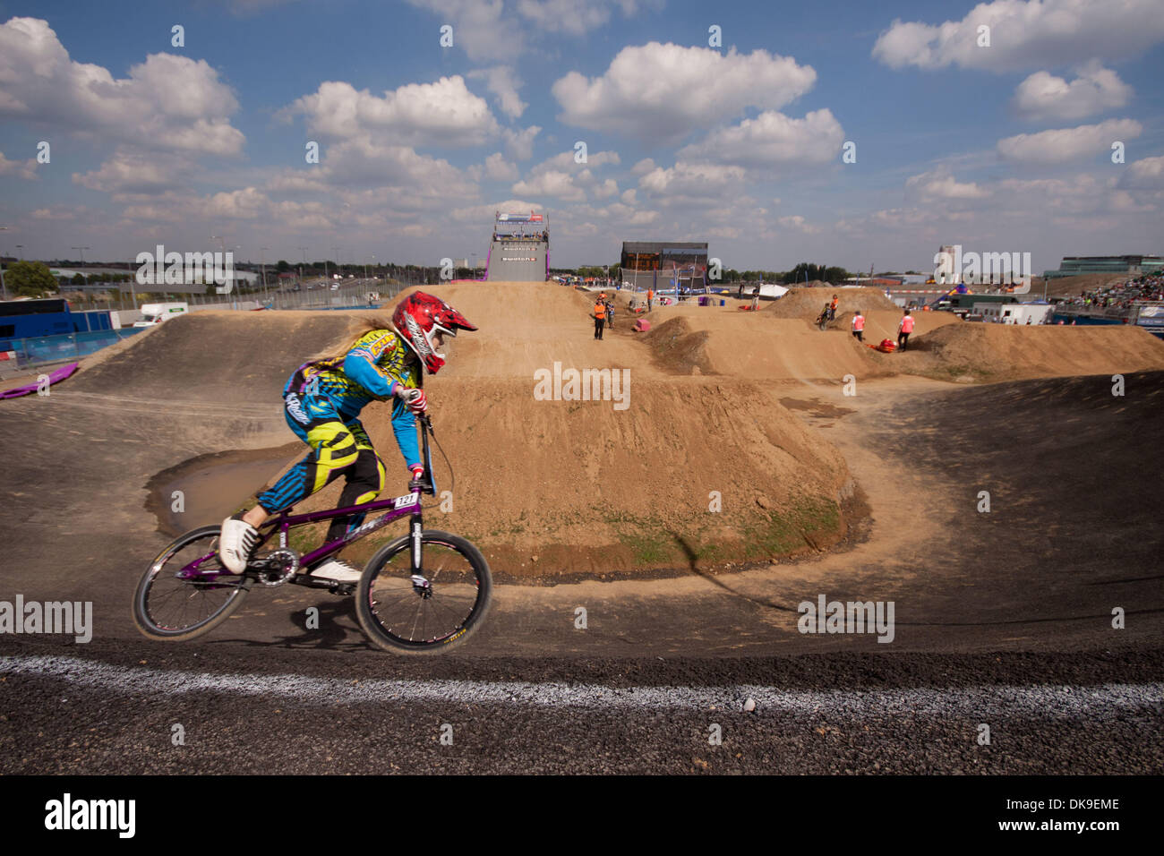 19 août 2011 - Londres, Royaume-Uni - N.121 Ashley VERHAGEN de USA fait concurrence au cours de la première journée de compétition de la série prépare Londres - Supercross BMX UCI Championnats du monde, événement préparation pour Londres 2012 Jeux Olympiques. (Crédit Image : © Marcello Farina/ZUMAPRESS.com) Southcreek/mondial Banque D'Images