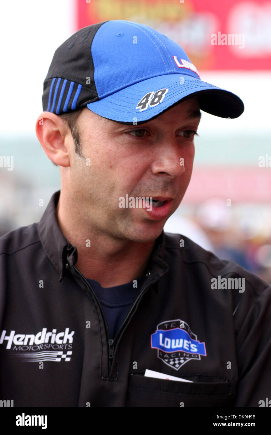 21 août 2011 - Brooklyn, Michigan, États-Unis - chef d'équipe de la Chad Knaus # 48 Lowes Chevy parle à un ventilateur dans le garage à la Michigan International Speedway. (Crédit Image : © Alan Ashley/ZUMAPRESS.com) Southcreek/mondial Banque D'Images