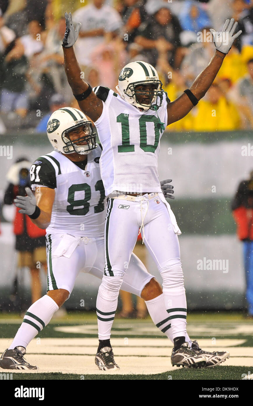 21 août 2011 - East Rutherford, New Jersey, États-Unis - New York Jets tight end Dustin Keller (81) et New York Jets receveur Santonio Holmes (10) célébrer New York's premier trimestre l'atterrissage à New Meadowlands Stadium à East Rutherford dans le New Jersey New York sentiers Cincinnati 17 à 7 à la mi-temps (crédit Image : © Brooks von Arx/global/ZUMAPRESS.com) Southcreek Banque D'Images