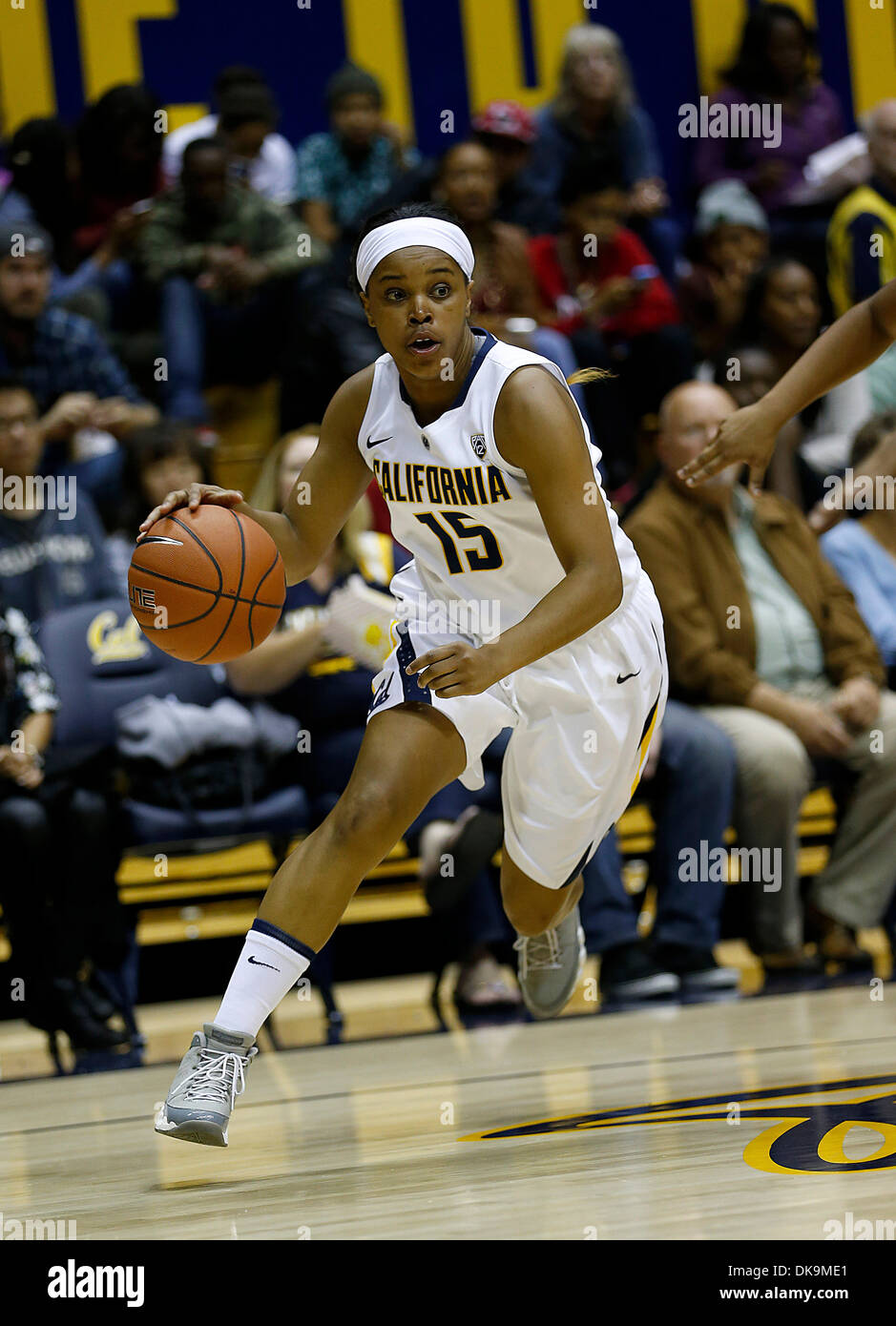 Berkeley, CA, USA. Nov 8, 2013. Nov 08 2013 - Berkeley CA, USA Californie porte G #  15 Bretagne Boyd dur à la ligne de base lors de match de basket-ball de NCAA Womens entre Long Beach State 49ers et les Golden Bears de la Californie à Berkeley en Californie Pavillon Hass © csm/Alamy Live News Banque D'Images