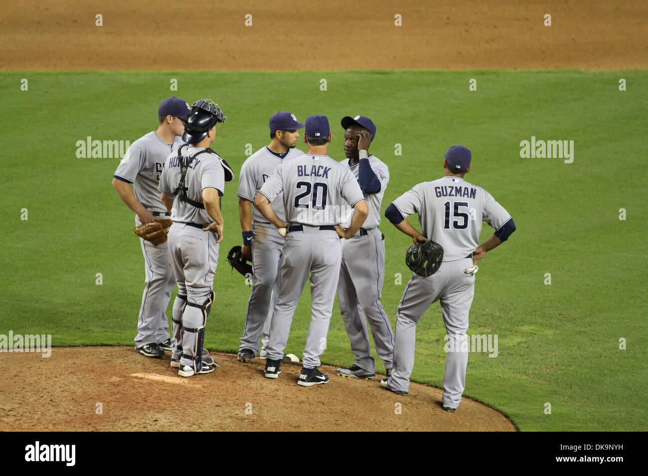 28 août 2011 - Tucson, Arizona, États-Unis - San Diego 2 infiielders B Orlando Hudson (1), SS Jason Bartlett (8), 3B Logan Forstythe (12), 1B Jésus Guzman, C Nick Hundley (4) et l'Entraîneur Bud Black rencontrez sur le monticule pendant un autre changement de tangage. Les Aumôniers perdrait 6-1 pour les Diamondbacks à Chase Field. (Crédit Image : © Dean Henthorn/global/ZUMAPRESS.com) Southcreek Banque D'Images