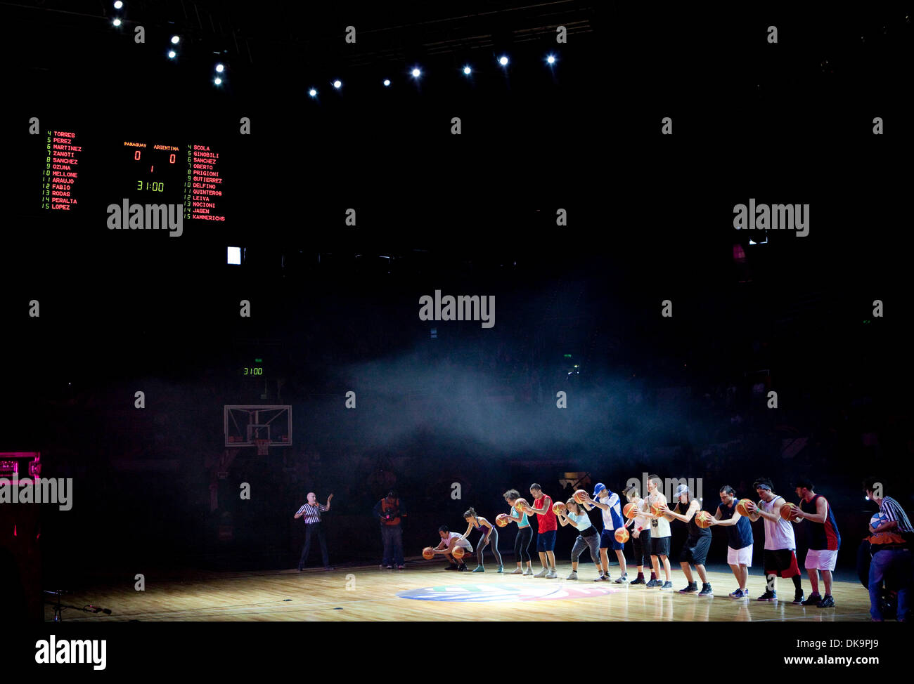 Aug 30, 2011 - Mar del Plata, Buenos Aires, Argentine - Interprètes lors de la cérémonie d'ouverture du championnat de basket-ball FIBA Amériques. (Crédit Image : © Ryan Noble/ZUMApress.com) Banque D'Images