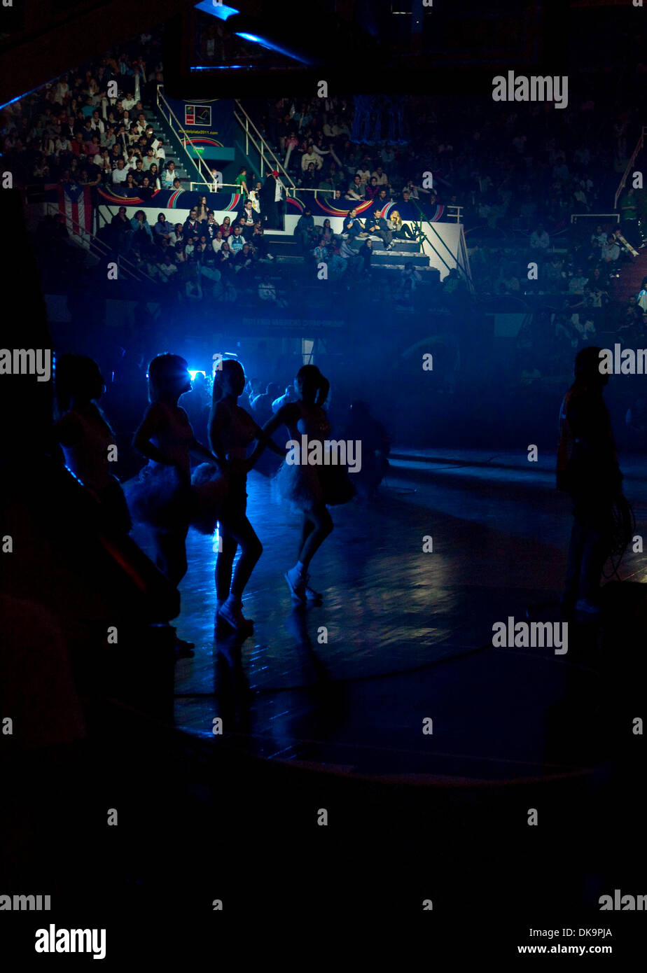 Aug 30, 2011 - Mar del Plata, Buenos Aires, Argentine - Interprètes et de meneurs lors de la cérémonie d'ouverture du championnat de basket-ball FIBA Amériques. (Crédit Image : © Ryan Noble/ZUMApress.com) Banque D'Images