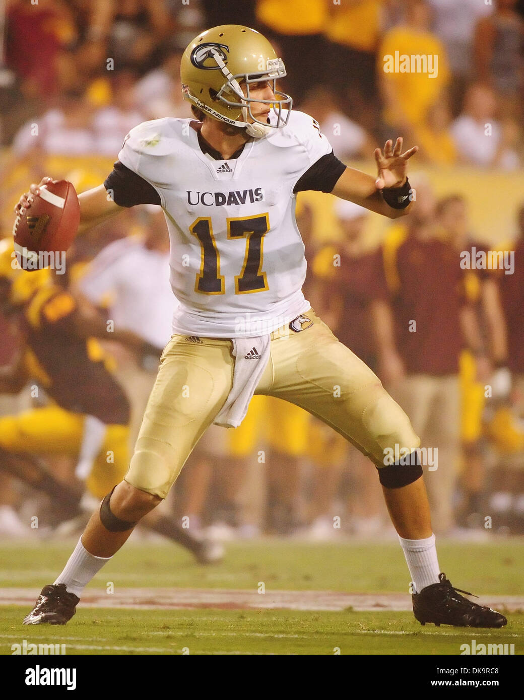 1 septembre 2011 : UC Davis quarterback Randy Wright # 17 en action lors d'un match de football entre les NCAA Arizona State Sun Devils de l'université et de l'UC Davis Aggies au Sun Devil Stadium de Tempe, Arizona, remporté par les Sun Devils, 48-14.(Image Crédit : © Max Simbron/Cal/ZUMAPRESS.com) Media Sport Banque D'Images