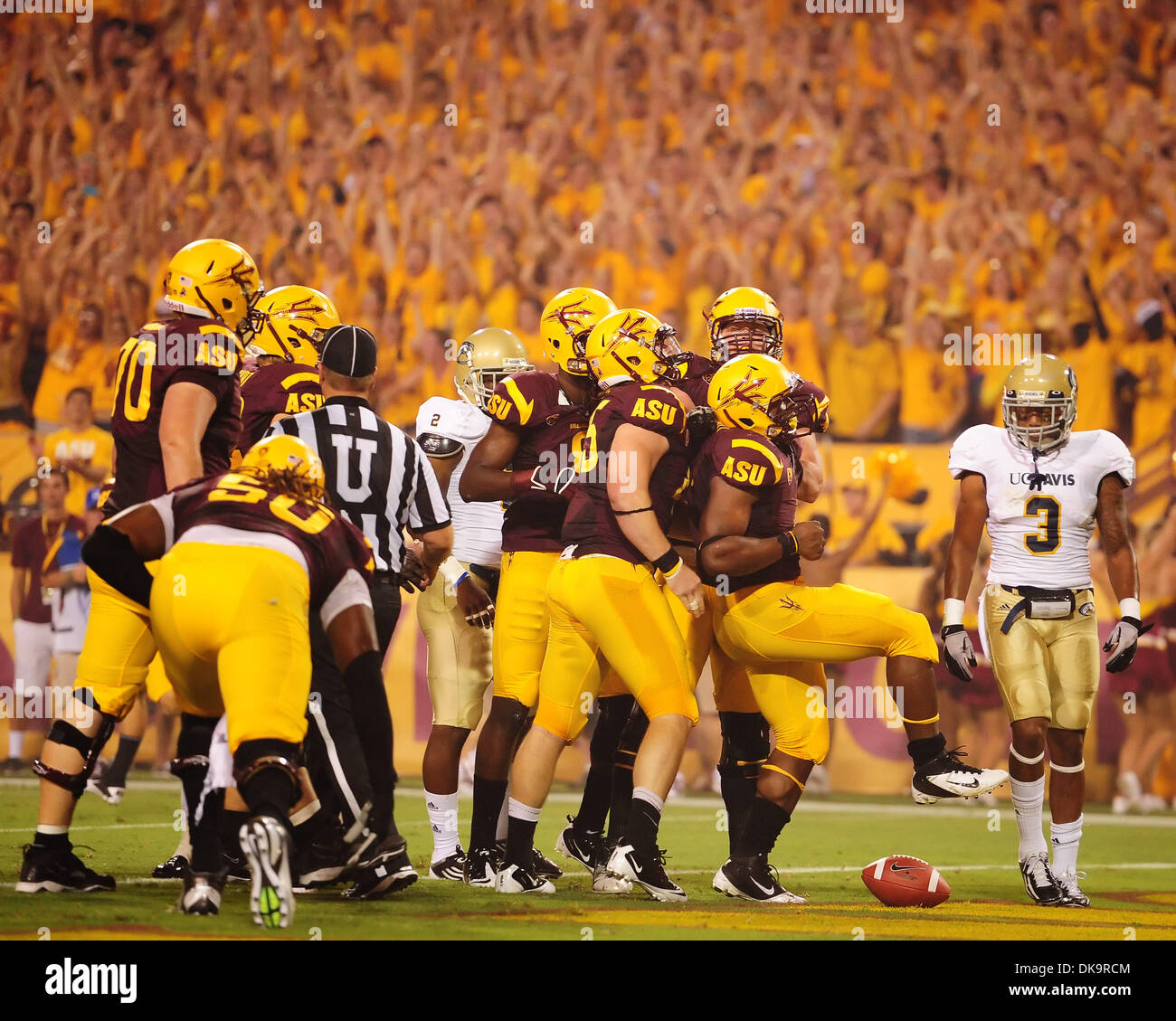 1 septembre 2011 : exécution de l'état de l'Arizona retour Cameron Marshall # 6 célèbre lors d'un match de football entre les NCAA Arizona State Sun Devils de l'université et de l'UC Davis Aggies au Sun Devil Stadium de Tempe, Arizona, remporté par les Sun Devils, 48-14.(Image Crédit : © Max Simbron/Cal/ZUMAPRESS.com) Media Sport Banque D'Images