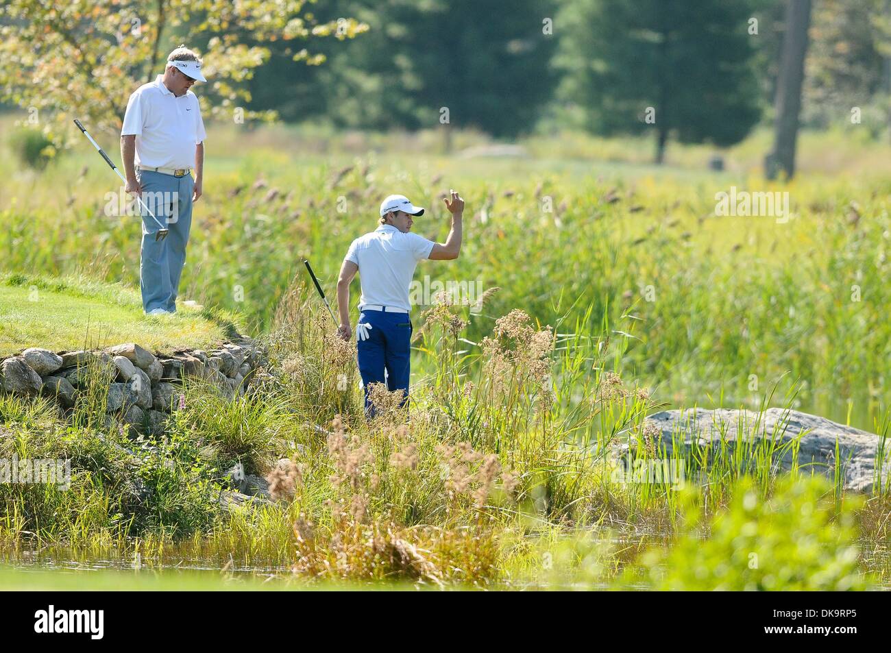 2 septembre 2011 - Norton, Massachusetts, États-Unis - Camilo Villegas courbes à Scott Piercy (pas en photo) qu'il a trouvé la boule Piercy dans le marais avant le 2ème trou vert comme Carl Pettersson ressemble à l'occasion de la première série à la Deutsche Bank Championship au TPC Boston. Piercy décide de jouer une baisse à partir de la zone de dépôt dans l'allée. (Crédit Image : © Geoff Bolte/Southcreek Globa Banque D'Images