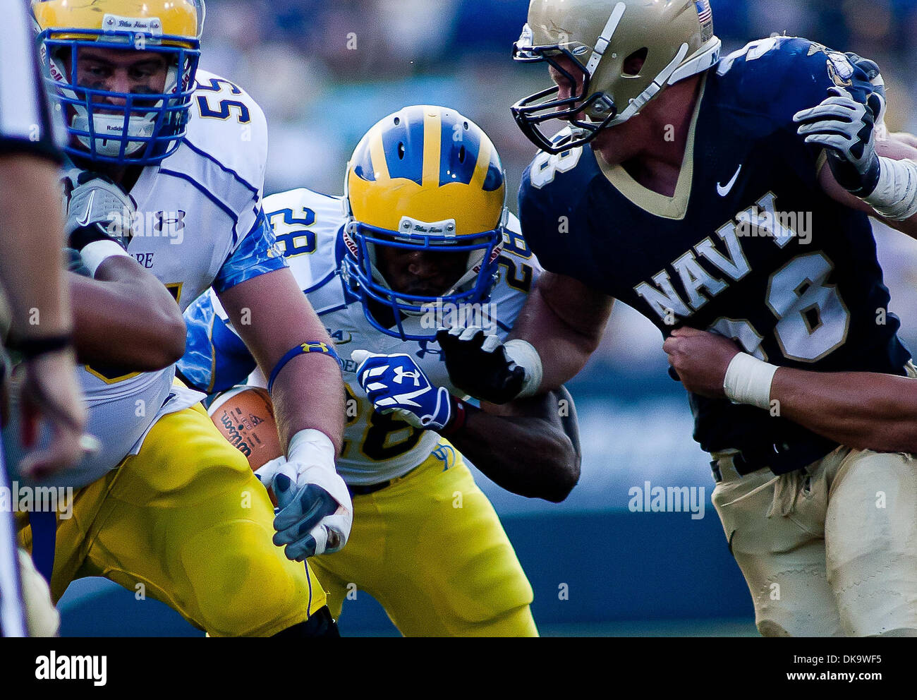 3 septembre 2011 - Annapolis, Maryland, United States of America - Delaware tournant Retour David Hayes # 28 exécuter jusqu'au milieu au cours d'une tentative de précipiter le samedi 3 septembre 2011 au Marine Corps Memorial Stadium à Annapolis Maryland.....Navy irait à l'encontre de New York 40-17 Navy mène la série de tous les temps contre les poules bleu, 9-7, y compris une victoire 35-18 en 2009 le quart-arrière Ricky Banque D'Images