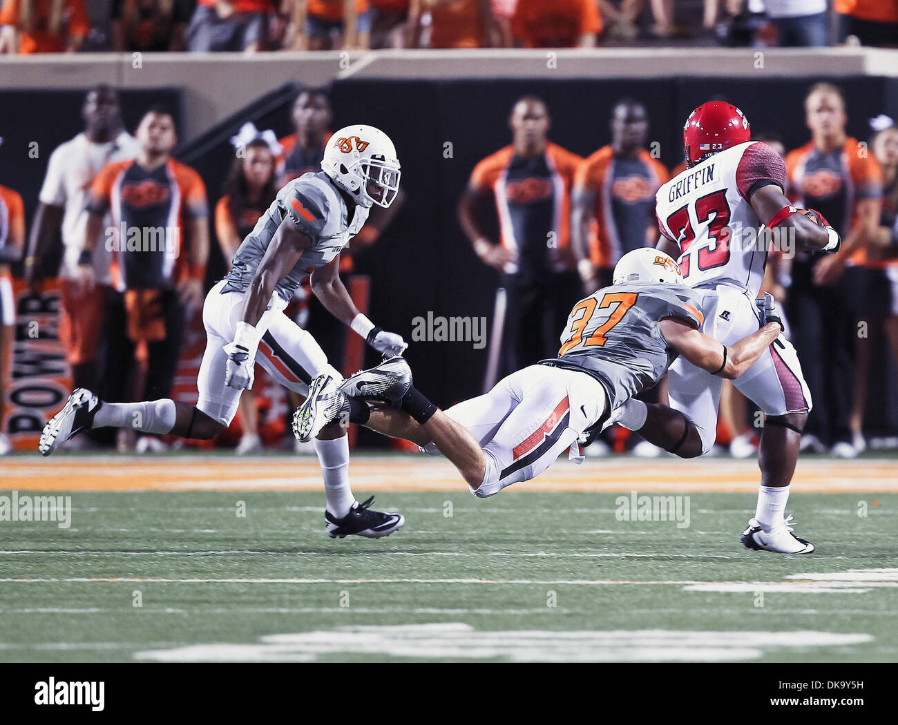 3 septembre 2011 - Stillwater, Oklahoma, United States of America - Oklahoma State Cowboys linebacker Alex Elkins (37) et Louisiana-Lafayette Ragin Cajuns d'utiliser de nouveau Qyendarius Griffin (23) en action pendant le match entre l'Louisiana-Lafayette Ragin Cajuns et l'Oklahoma State Cowboys au Boone Pickens Stadium à Stillwater, OK. Oklahoma State bat Louisiana-Lafayette 6 Banque D'Images