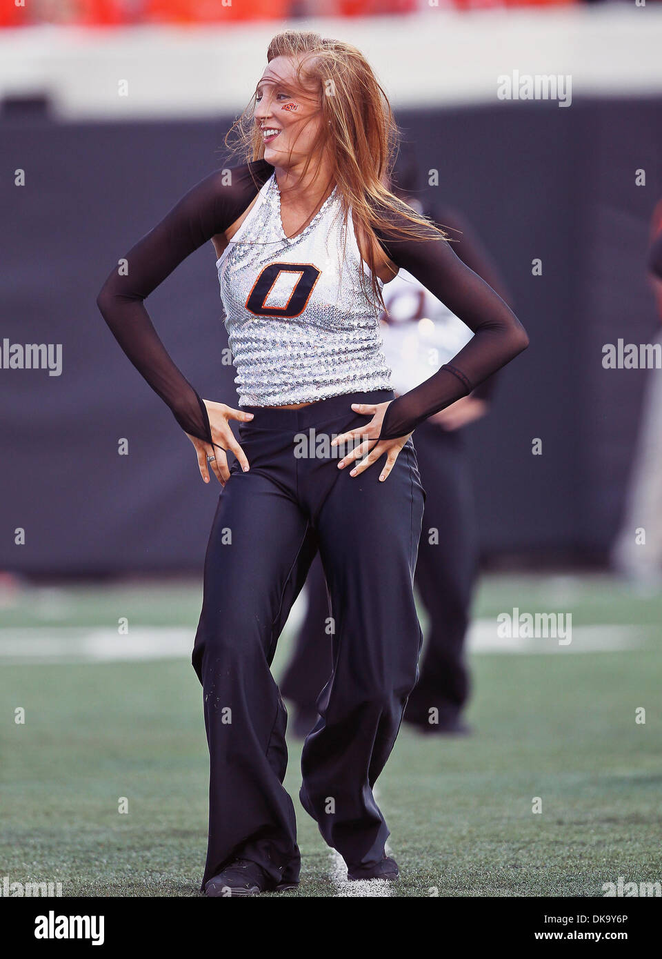 3 septembre 2011 - Stillwater, Oklahoma, United States of America - Oklahoma State Cowboys cheerleaders en action pendant le match entre l'Louisiana-Lafayette Ragin Cajuns et l'Oklahoma State Cowboys au Boone Pickens Stadium à Stillwater, OK. Oklahoma State bat Louisiana-Lafayette 61 à 34. (Crédit Image : © Dan Wozniak/ZUMAPRESS.com) Southcreek/mondial Banque D'Images