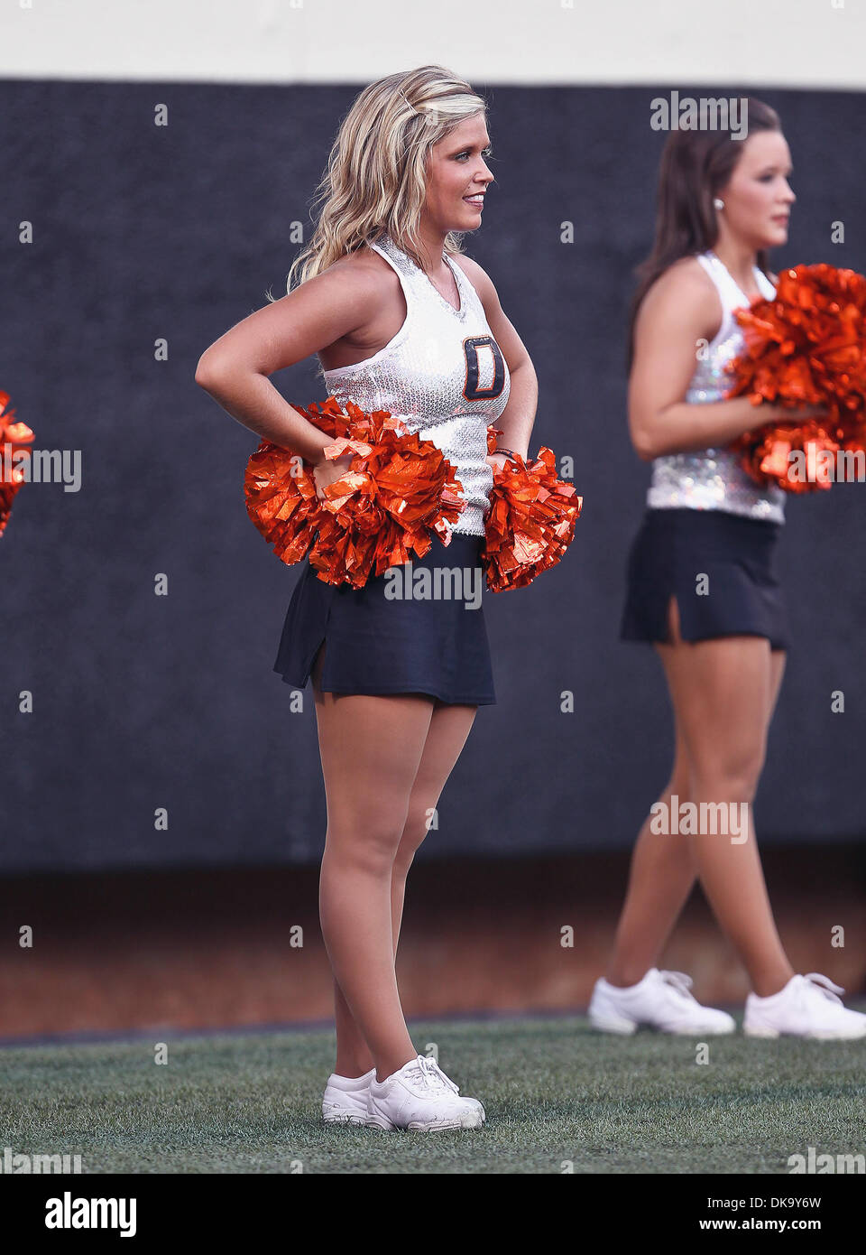 3 septembre 2011 - Stillwater, Oklahoma, United States of America - Oklahoma State Cowboys cheerleaders en action pendant le match entre l'Louisiana-Lafayette Ragin Cajuns et l'Oklahoma State Cowboys au Boone Pickens Stadium à Stillwater, OK. Oklahoma State bat Louisiana-Lafayette 61 à 34. (Crédit Image : © Dan Wozniak/ZUMAPRESS.com) Southcreek/mondial Banque D'Images