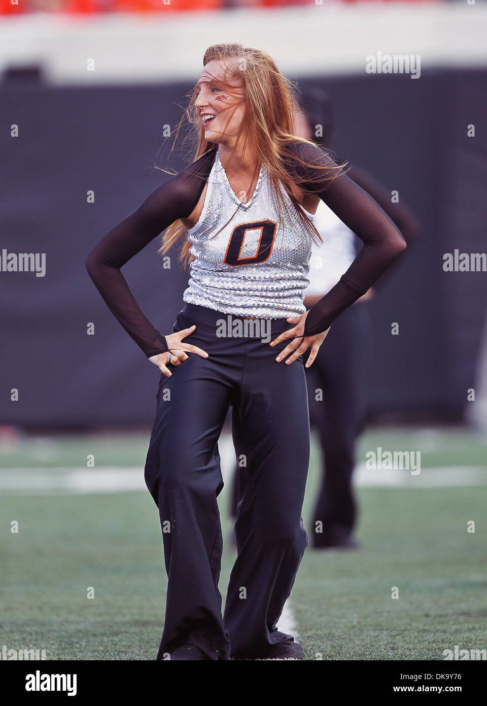 3 septembre 2011 - Stillwater, Oklahoma, United States of America - Oklahoma State Cowboys cheerleaders en action pendant le match entre l'Louisiana-Lafayette Ragin Cajuns et l'Oklahoma State Cowboys au Boone Pickens Stadium à Stillwater, OK. Oklahoma State bat Louisiana-Lafayette 61 à 34. (Crédit Image : © Dan Wozniak/ZUMAPRESS.com) Southcreek/mondial Banque D'Images