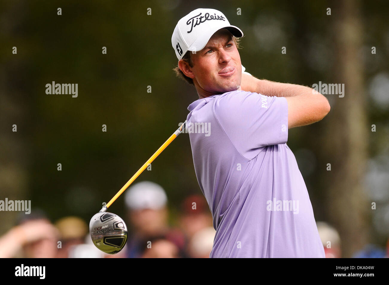 Le 5 septembre 2011 - Norton, Massachusetts, États-Unis - Webb Simpson regarde son coup de départ au 12e trou lors de la ronde finale à la Deutsche Bank Championship au TPC Boston. Simpson a remporté le tournoi après 2 trous. Il a terminé le week-end à 15 sous la normale, et est actuellement en première place dans le classement de la Coupe FedEx. (Crédit Image : © Geoff Bolte/ZUMAPRESS.com) Southcreek/mondial Banque D'Images