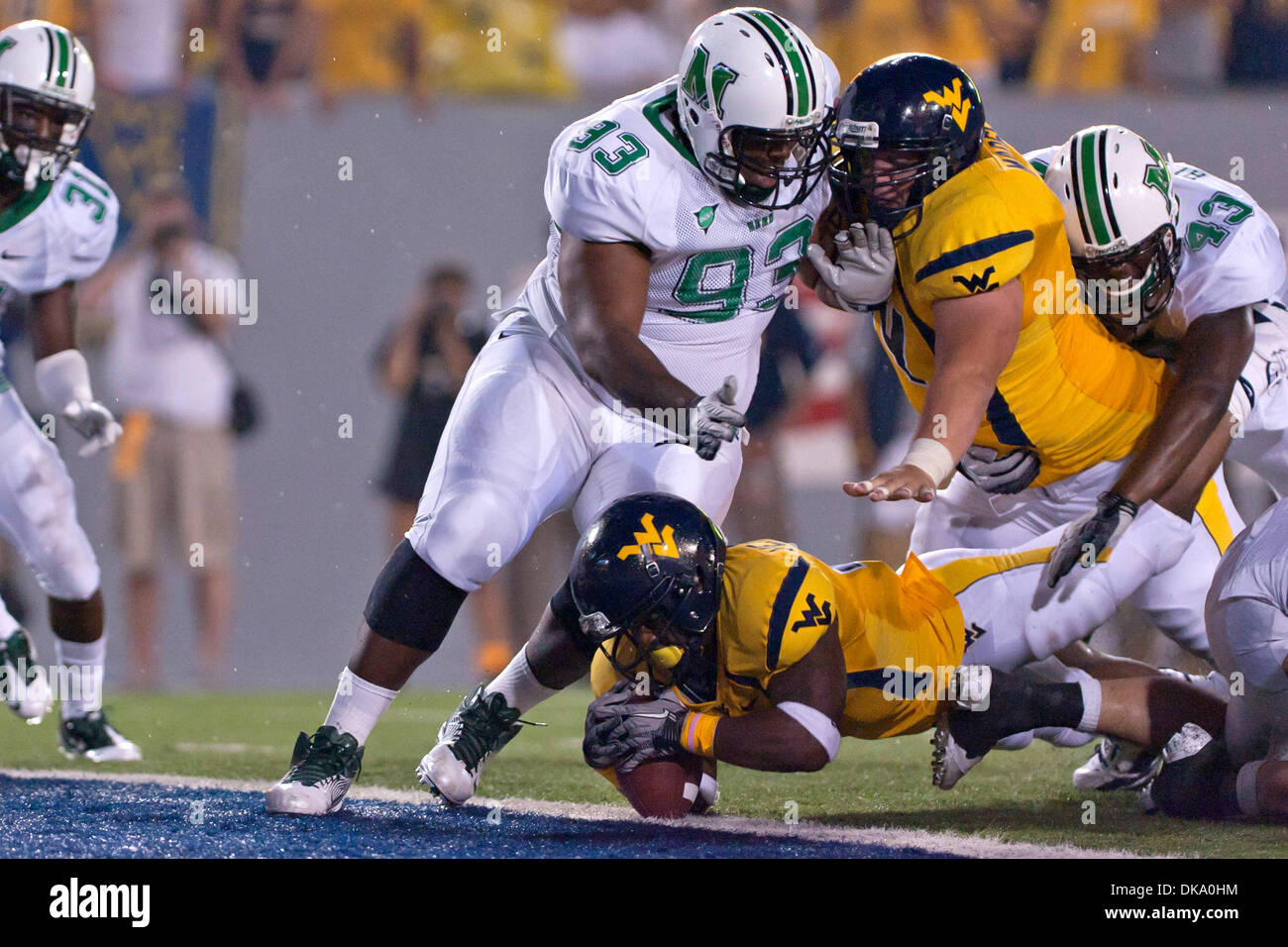 4 septembre 2011 - Morgantown, Virginie-Occidentale, États-Unis - West Virginia running back Vernard Roberts (9) traverse la zone d'en-but pour marquer un touché au quatrième trimestre contre Marshall. Le jeu entre le Marshall Thundering entendu et le rang 24 alpinistes de la Virginie de l'Ouest a été interrompu en raison de la foudre avec 14:36 restant dans le quatrième trimestre et les alpinistes déclarée 34-13 winne Banque D'Images