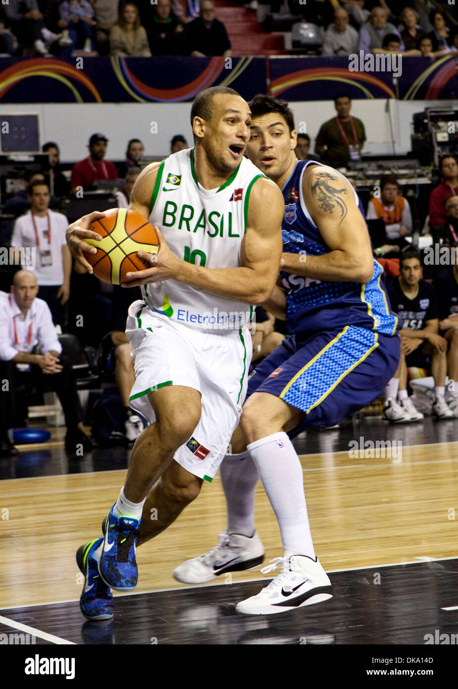7 septembre 2011 - Mar del Plata, Buenos Aires, Argentine - Brésil's ALEX  RIBEIRO GARCIA va passé Milwaukee Bucks et l'Argentine CARLOS DELFINO au  cours de la FIBA Americas 2011 match de