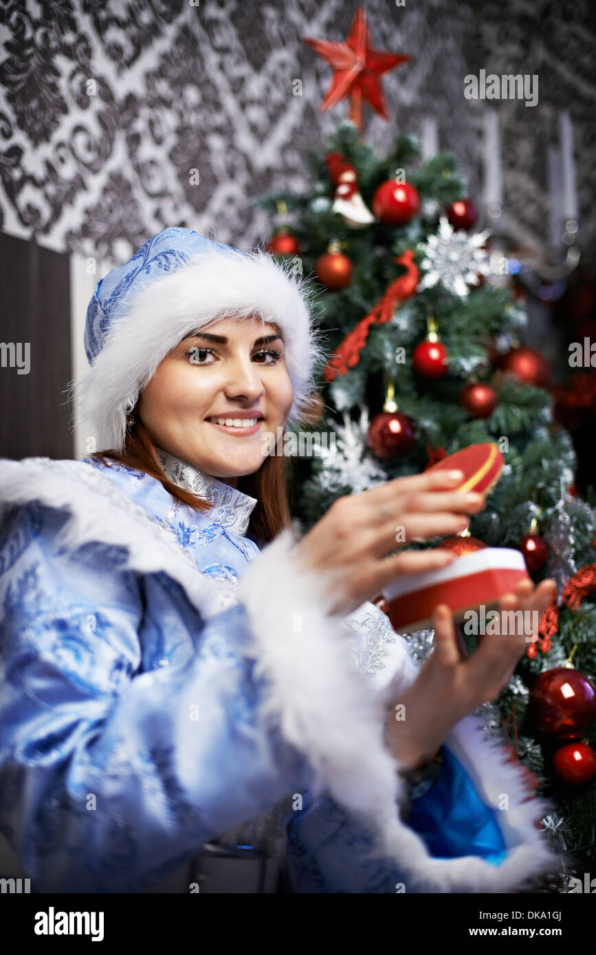 Jeune femme avec un costume de Noël Snow-Maiden contre decorated Christmas Tree Banque D'Images