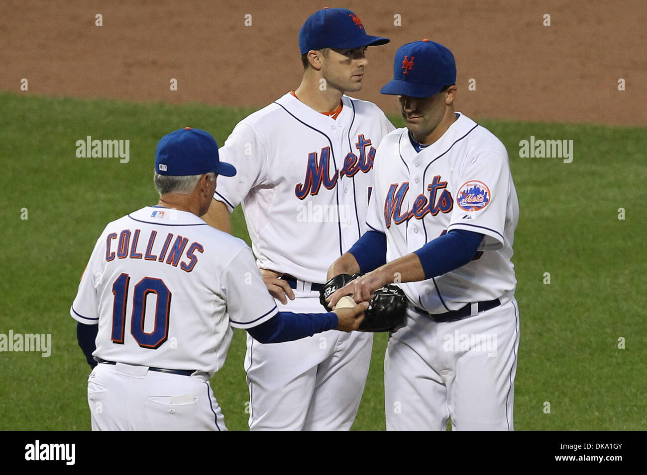 8 septembre 2011 - Flushing, New York, États-Unis - New York Mets manager Terry Collins (10) Supprime le lanceur Tim Byrdak de secours (40) de la partie contre les Braves d'Atlanta dans la huitième manche au Citi Field, rinçage, NY. les Braves d'Atlanta défait les Mets de New York 6-5 dans le jeu 1. (Crédit Image : © Debby Wong/ZUMAPRESS.com) Southcreek/mondial Banque D'Images