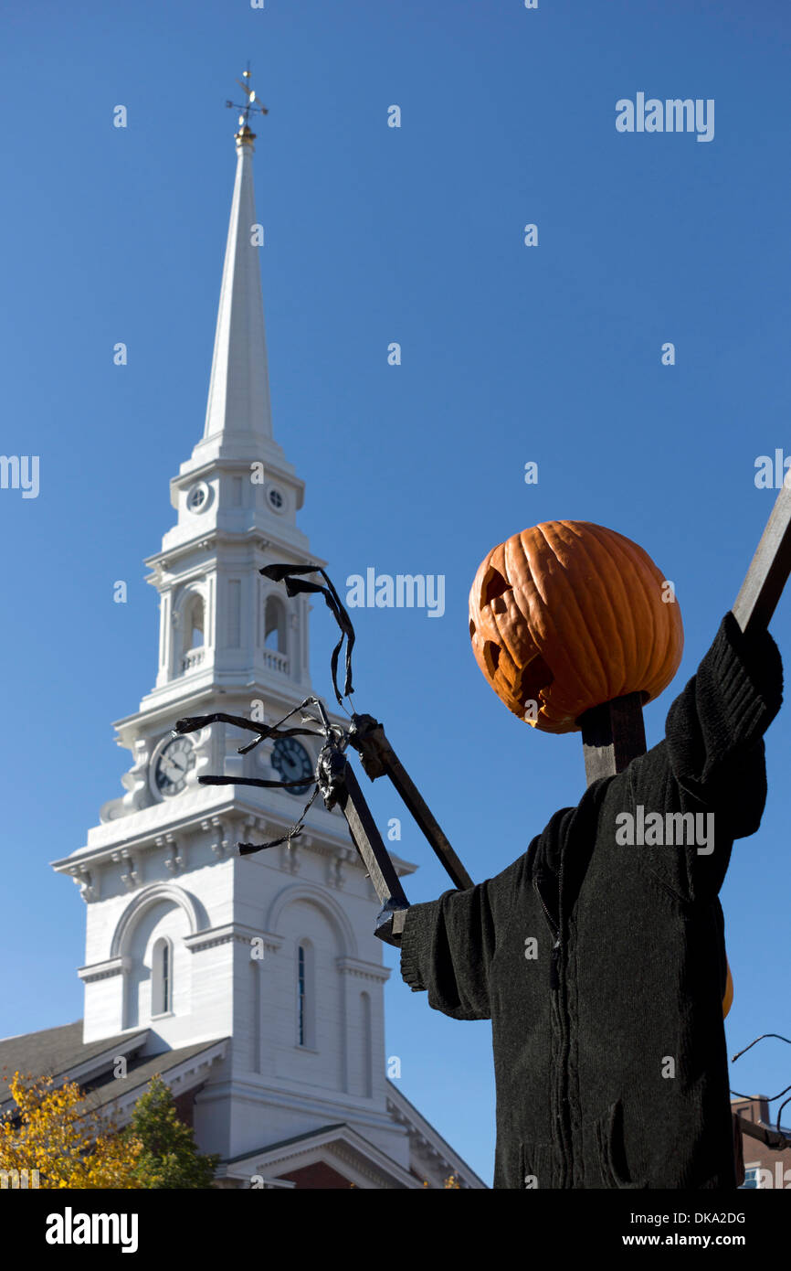 La figure de l'halloween avec le clocher de l'Église du Nord derrière, à Portsmouth, New Hampshire, USA Banque D'Images