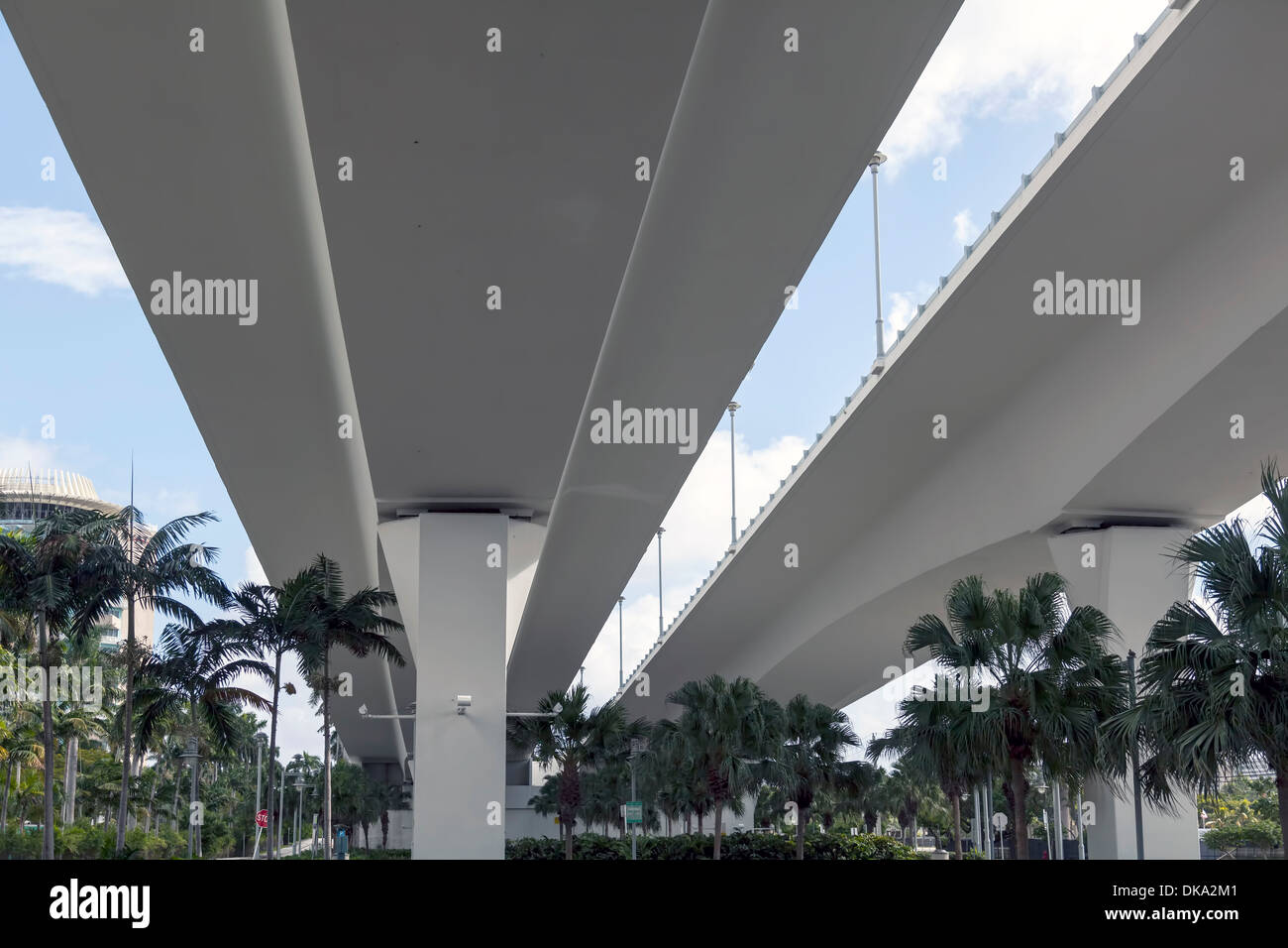 Le dessous de la rampe d'approche de la 17th Street Causeway Bridge sur l'Intracoastal, à Port Everglades à Fort Lauderdale, Floride USA Banque D'Images
