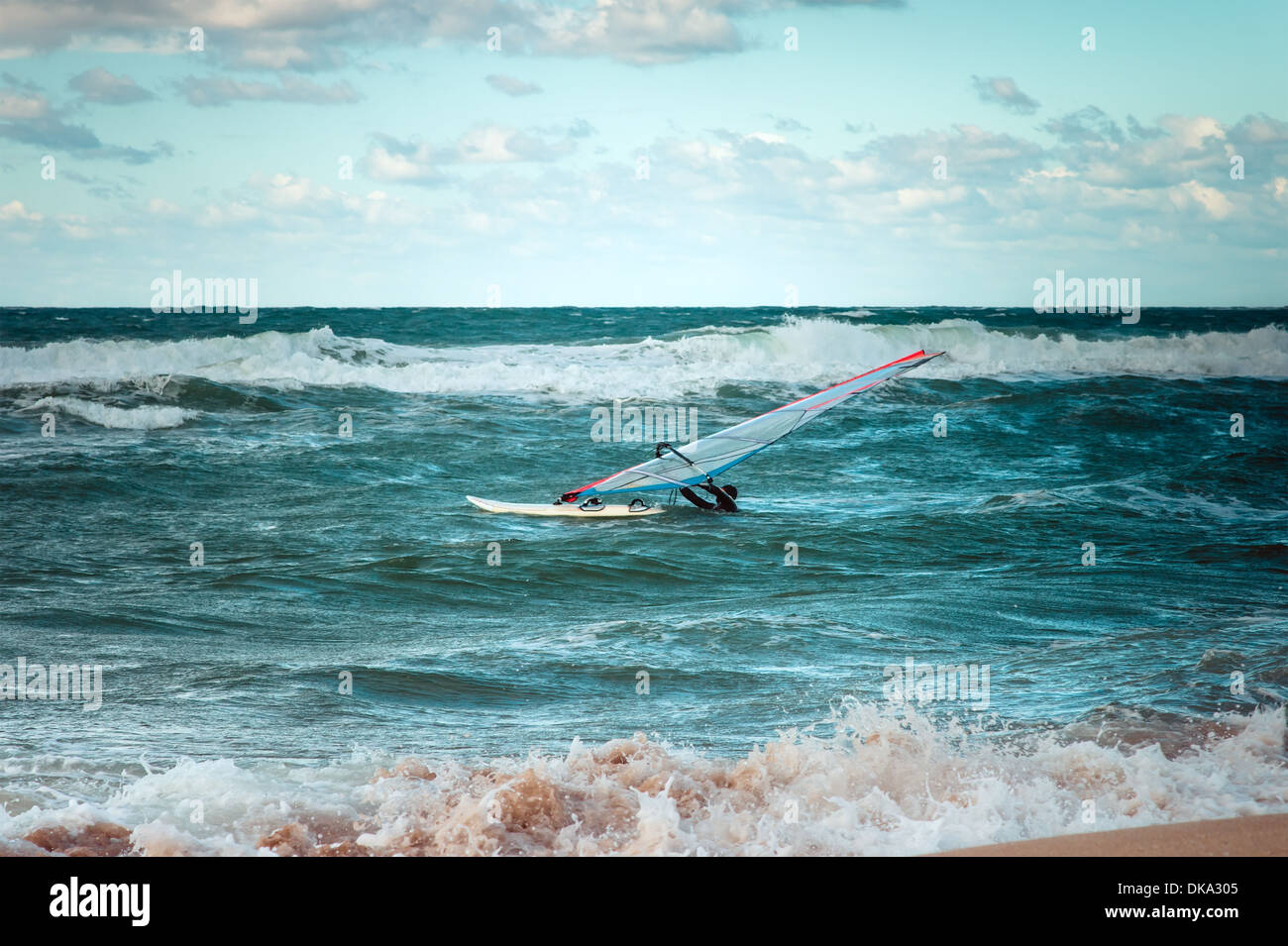 Planche à Voile Mer voile Sport Loisirs actifs eau planche sur la formation de jour d'ondes Banque D'Images