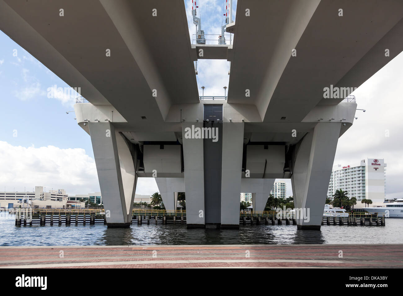 La 17th Street Causeway pont basculant à double battant, traverse le chenal de Port Everglades à Fort Lauderdale, Floride USA Banque D'Images