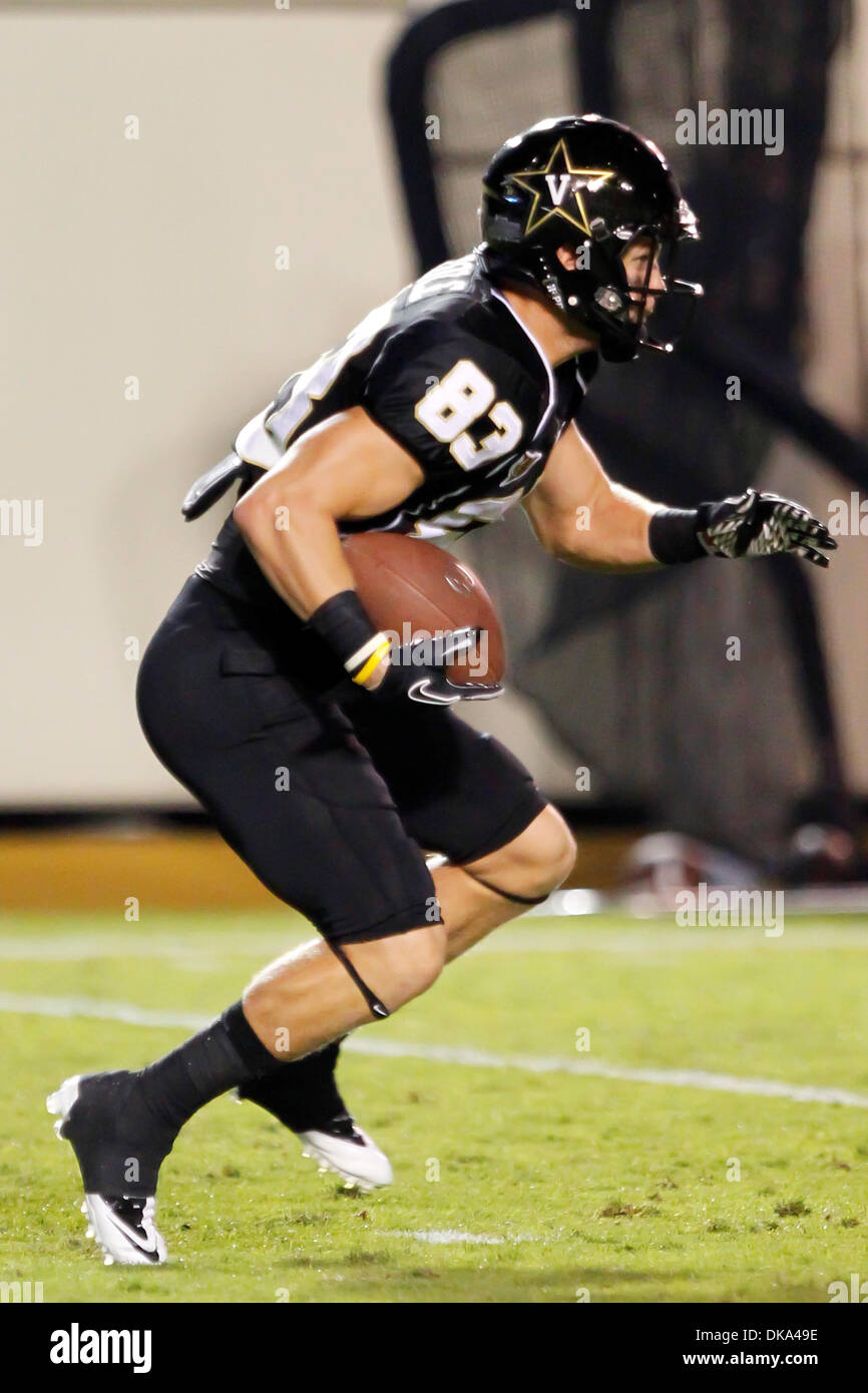 10 septembre 2011 - Nashville, Tennessee, États-Unis - Vanderbilt Commodores receveur John Cole (83) avait trois réceptions pour 50 verges. Vanderbilt Commodores défait le Connecticut Huskies 24 - 21 Stade de Vanderbilt à Nashville, TN (crédit Image : © Allan Wagner/ZUMAPRESS.com) Southcreek/mondial Banque D'Images