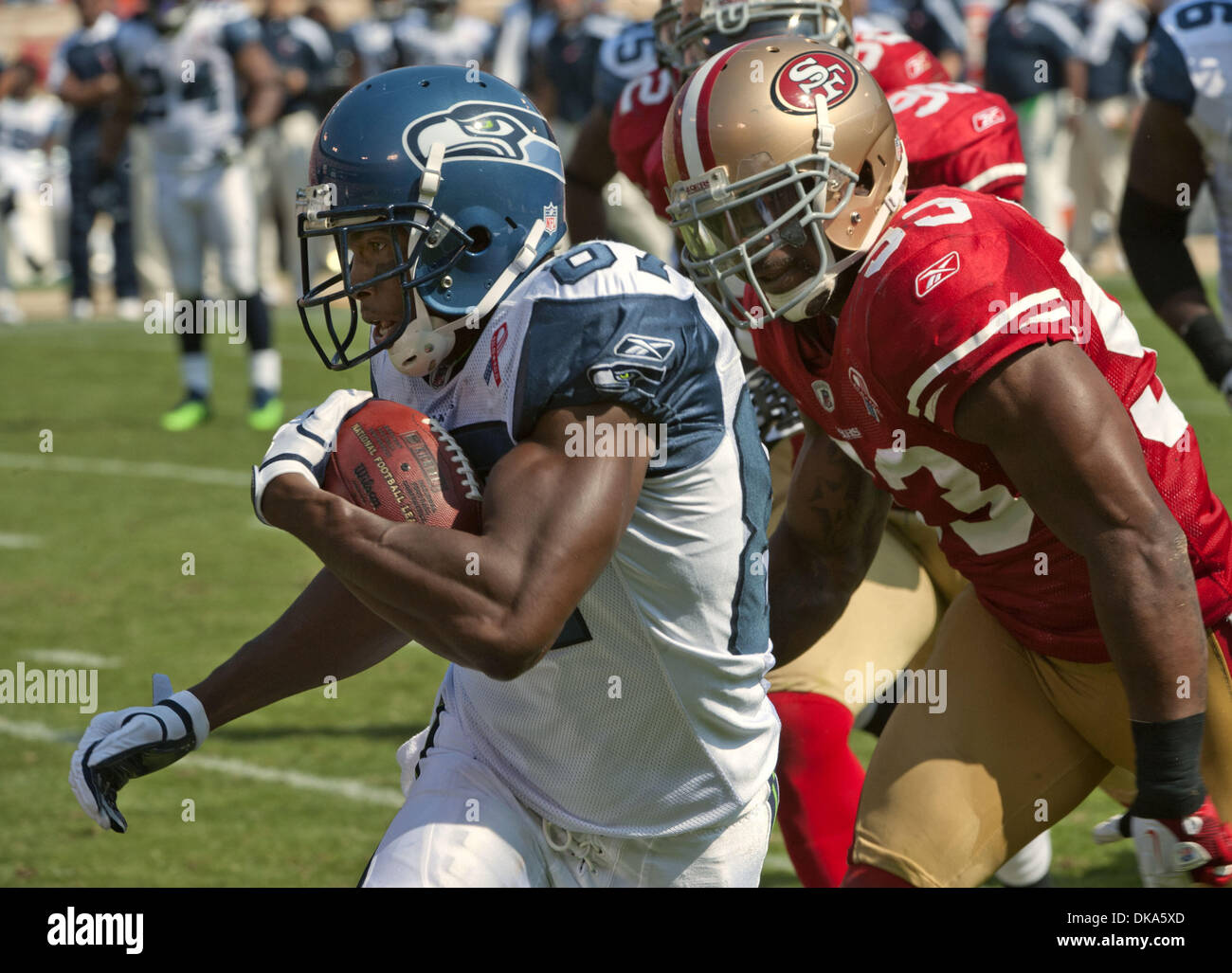 11 septembre 2011 - San Francisco, CA, USA - San Francisco 49ers Seattle Seahawks vs à Candlestick Park Dimanche, 11 Septembre, 2011. Seattle Seahawks wide receiver Ben Obomanu (87) Essayez d'obtenir loin de San Francisco 49ers de secondeur NaVorro Bowman (53).49ers a battu les Seahawks 33-17 (crédit Image : © Al/ZUMAPRESS.com) Golub Banque D'Images