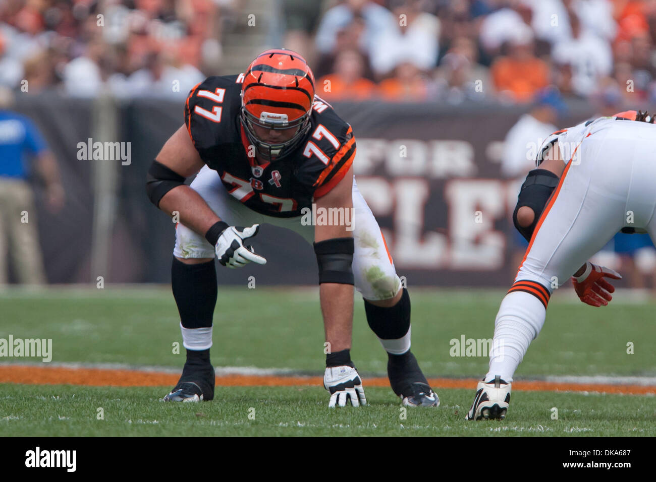 11 septembre 2011 - Cleveland, Ohio, États-Unis - Cincinnati Bengals poseur Andrew Whitworth lors du premier trimestre. Les Cincinnati Bengals se rallièrent à l'encontre du Cleveland Browns poignéés 27 17/32 po dans le jeu joué au stade Cleveland Browns de Cleveland, Ohio. (Crédit Image : © Frank Jansky/global/ZUMAPRESS.com) Southcreek Banque D'Images