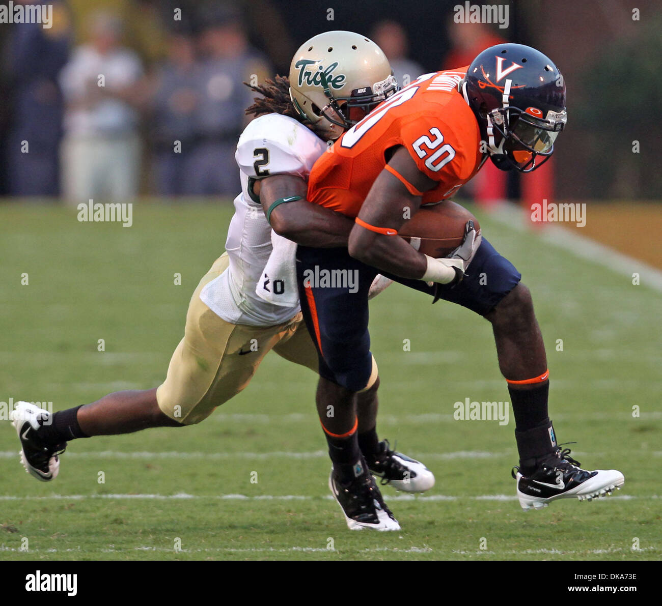 3 septembre 2011 - Charlottesville, Virginia - USA ; Virginia Cavaliers receveur TIM SMITH (20) est abordé par William & Mary évoluait tribu B.W. WEBB (2) au cours d'un match de football de la NCAA à Scott Stadium. Virginie a gagné 40-3. (Crédit Image : © Andrew Shurtleff/ZUMApress.com) Banque D'Images