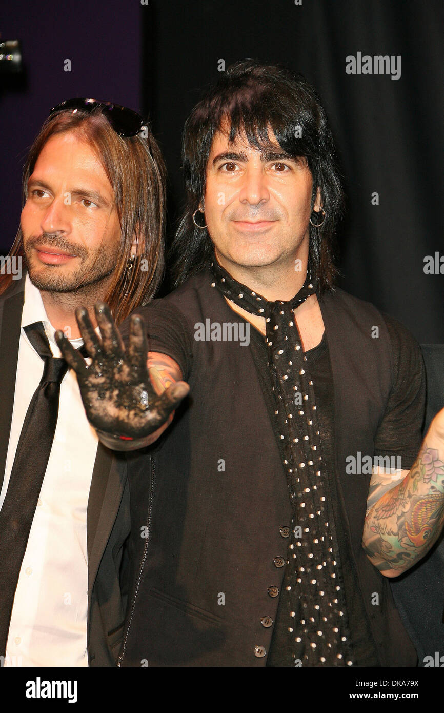 Sergio Vallin et Alex Gonzalez Multi-Platinum Grammy et le groupe de rock mexicain gagnante 'Mana' est intronisé au Guitar Center's Banque D'Images