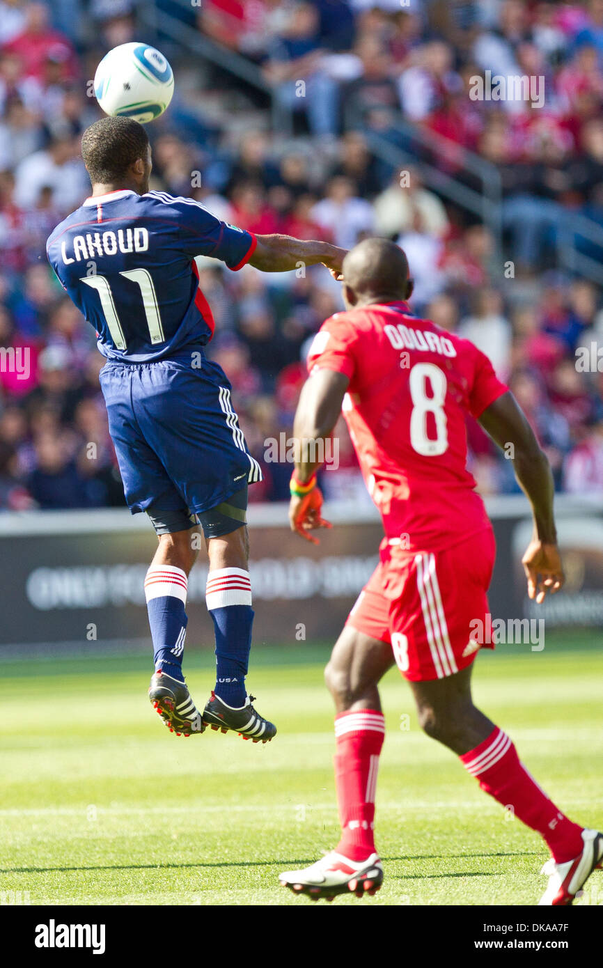17 septembre 2011 - Bridgeview, Illinois, États-Unis - Chivas USA terrain Michael Lahoud (11) jusqu'à un en-tête que Chicago Fire avant Dominic Oduro (8) défend au cours de premier semestre de l'action entre le jeu MLS Chicago Fire et Chivas USA au Toyota Park de Bridgeview, IL. A la mi-temps le le feu conduit Chivas USA 2-0. (Crédit Image : © Geoffrey Siehr/ZUMAPRESS.com) Southcreek/mondial Banque D'Images