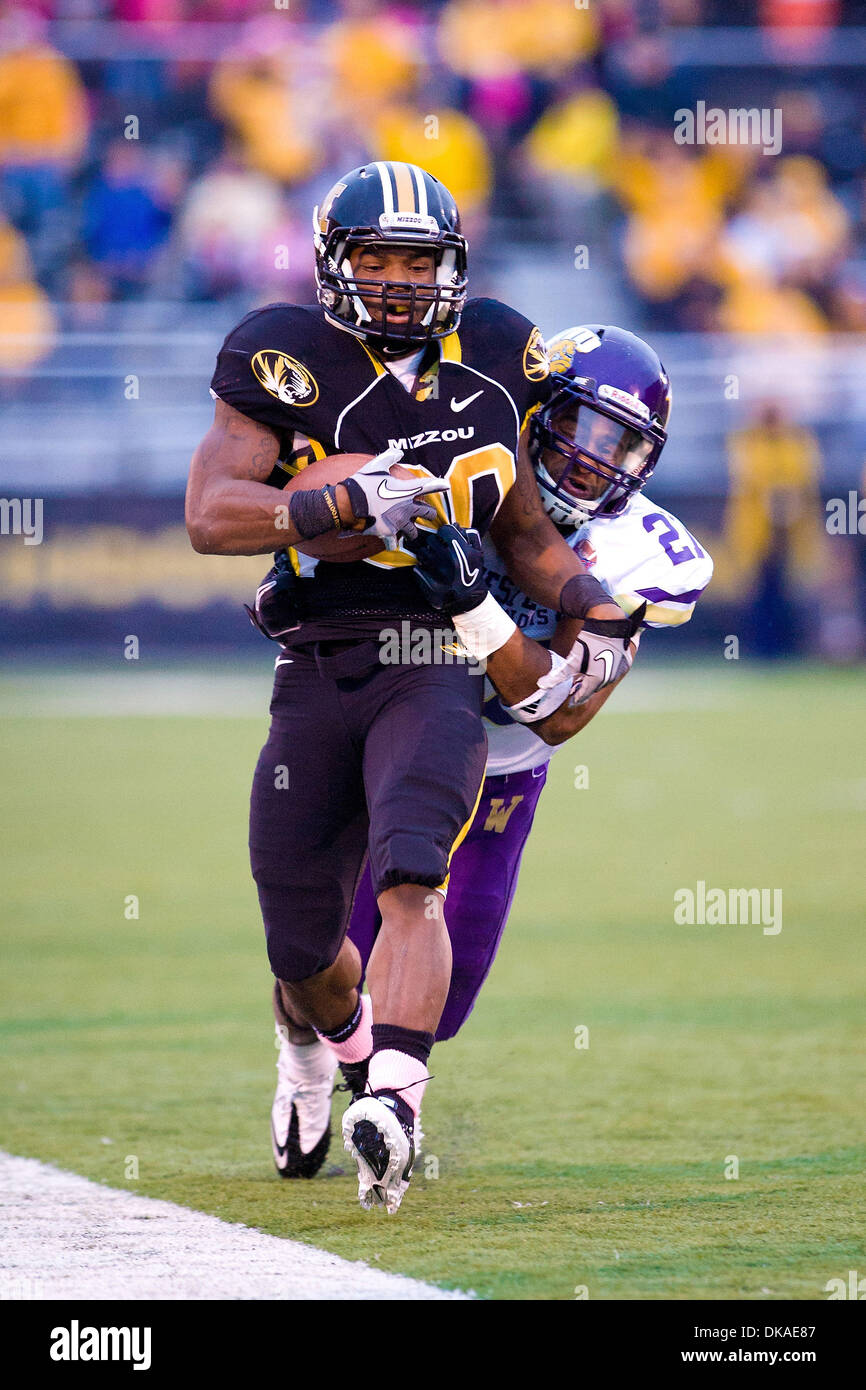 17 septembre 2011 - Columbia, Missouri, États-Unis - Missouri Tigers d'utiliser de nouveau Henry Josey (20) & Western Illinois Leathernecks arrière défensif Tyler West (27) lors d'un match entre l'Université du Missouri et de l'ouest de l'Illinois. Le jeu a été joué sur Faurot Field au Memorial Stadium sur le campus de l'Université du Missouri à Columbia (Missouri). Le Missouri Tigers défait le Western Banque D'Images