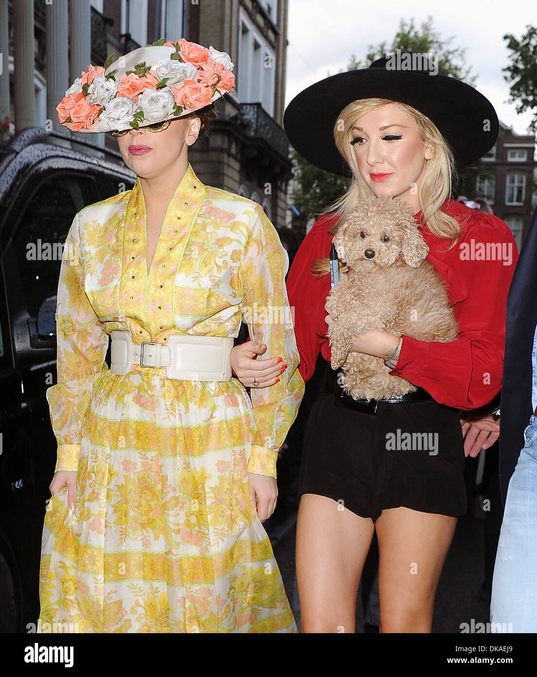 Lady Gaga quitte son hôtel avec Tara Savelo artiste maquillage qui tient son chien Fozzi Gaga dirigé directement vers Ziggo Arena Banque D'Images